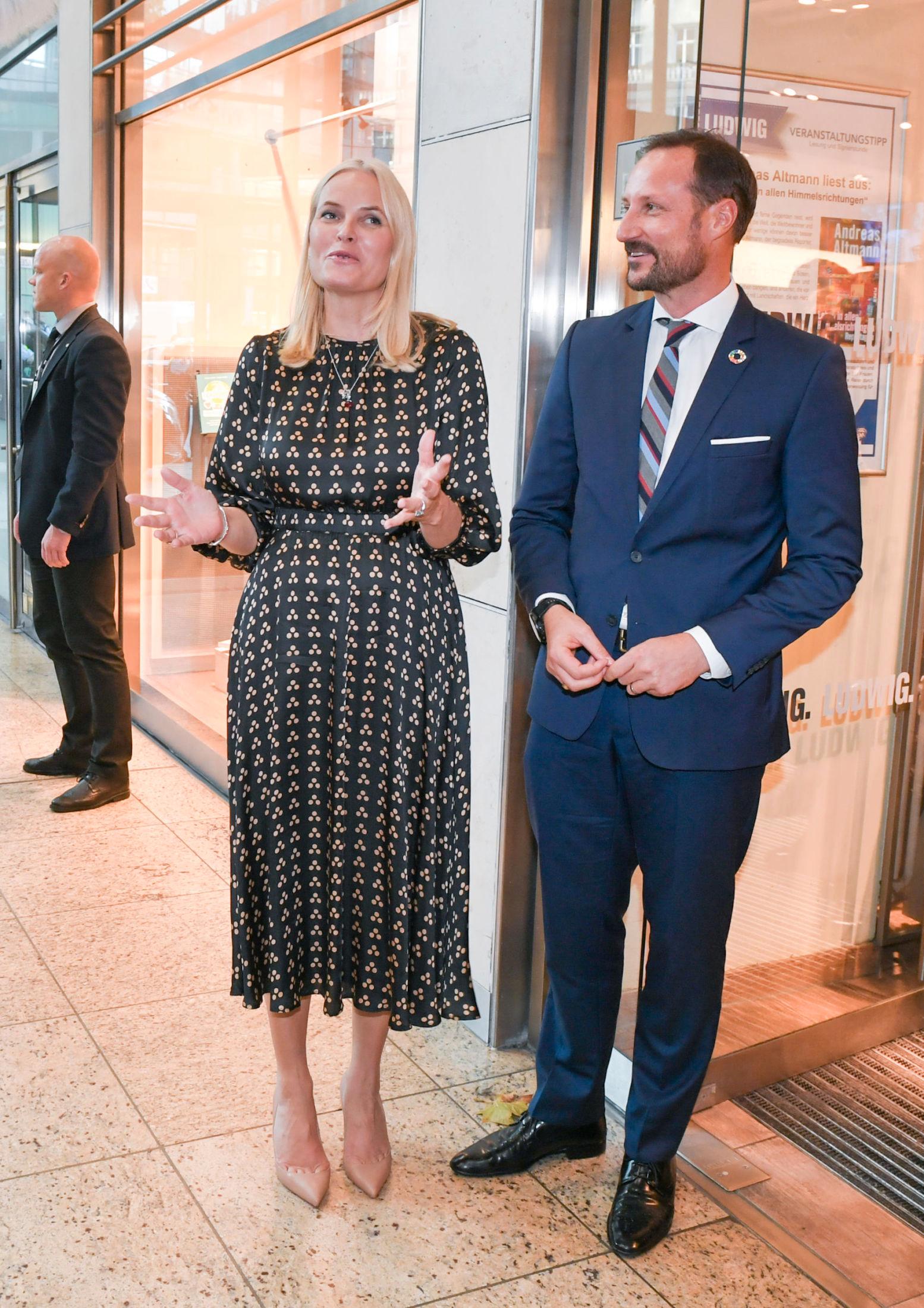 PRIKKEKJOLE: Mette-Marit i norsk kjole med prikker. Haakon stilte i blå dress. Foto: Jens Kalaene/DPA/Zentralbild.