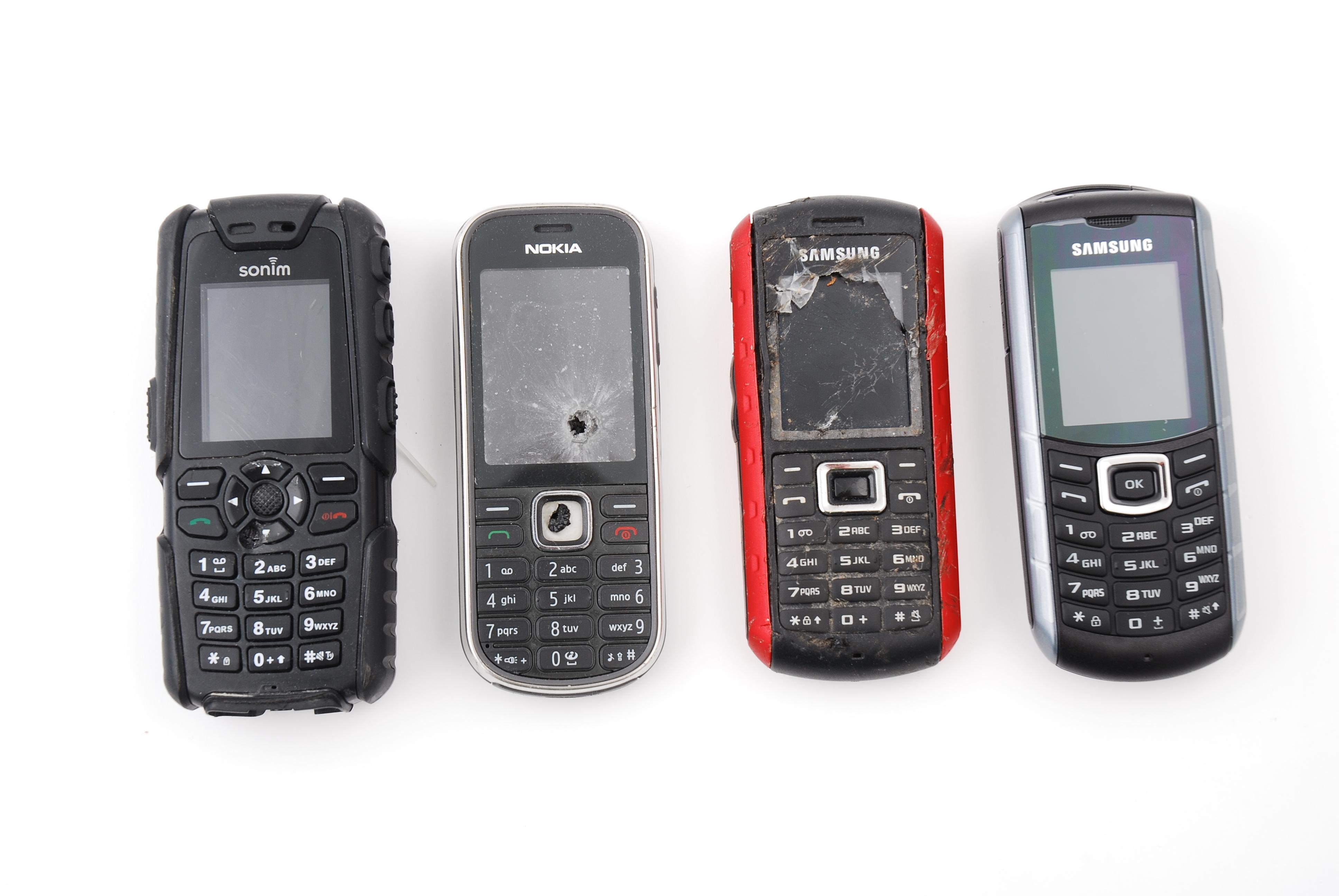 E2370 til høyre på bildet er på størrelse med andre robuste telefoner.