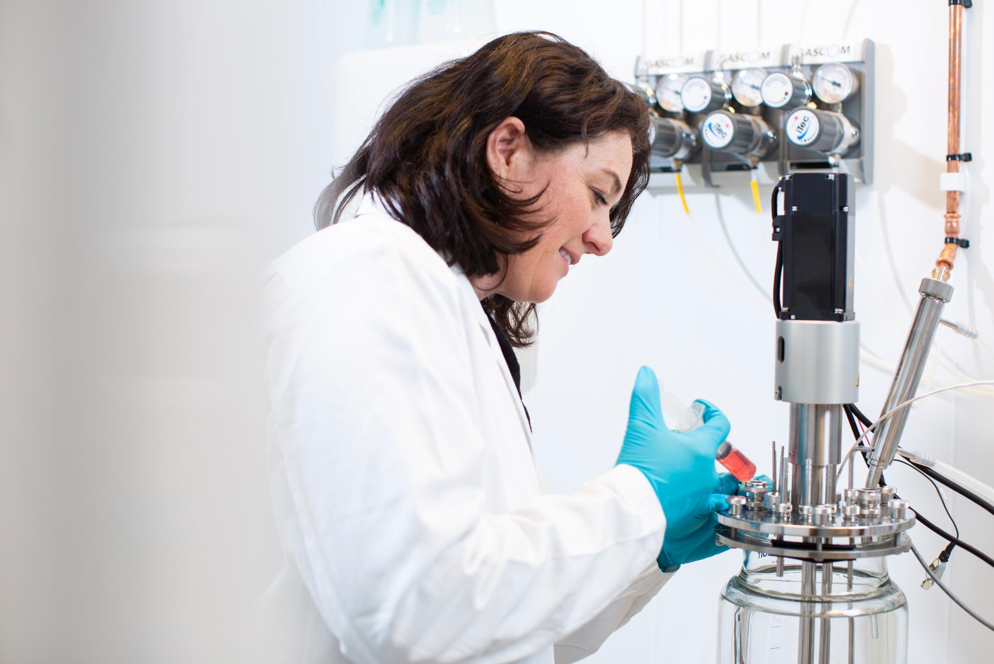 PÅ JOBB: Seniorforsker Sissel Rønning dyrker muskelceller fra ku i bioreaktor på laboratoriet. 