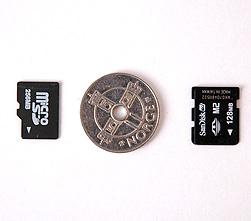 Minnekortene MicroSD (til venstre) og Memorystick Micro er knøttsmå.