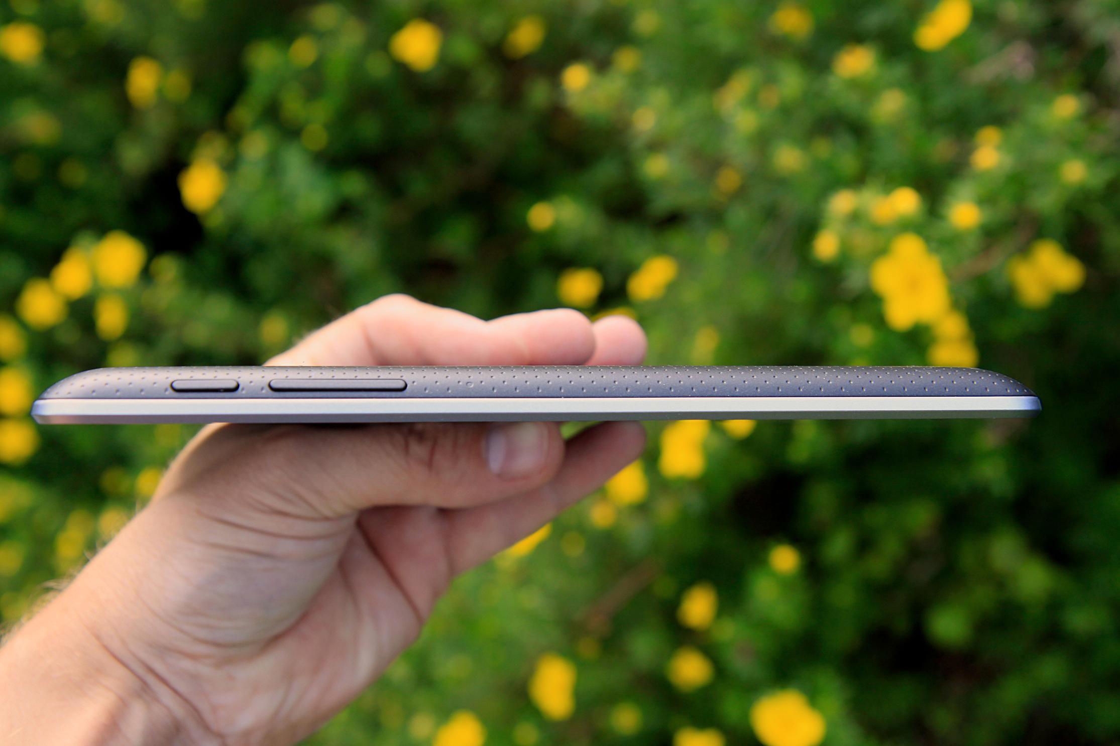 Google Nexus 7 er med sine 10,5 millimeter tykkere enn 10-tommers nettbrett som iPad og Samsung Galaxy Tab 2 10.1.Foto: Kurt Lekanger, Amobil.no