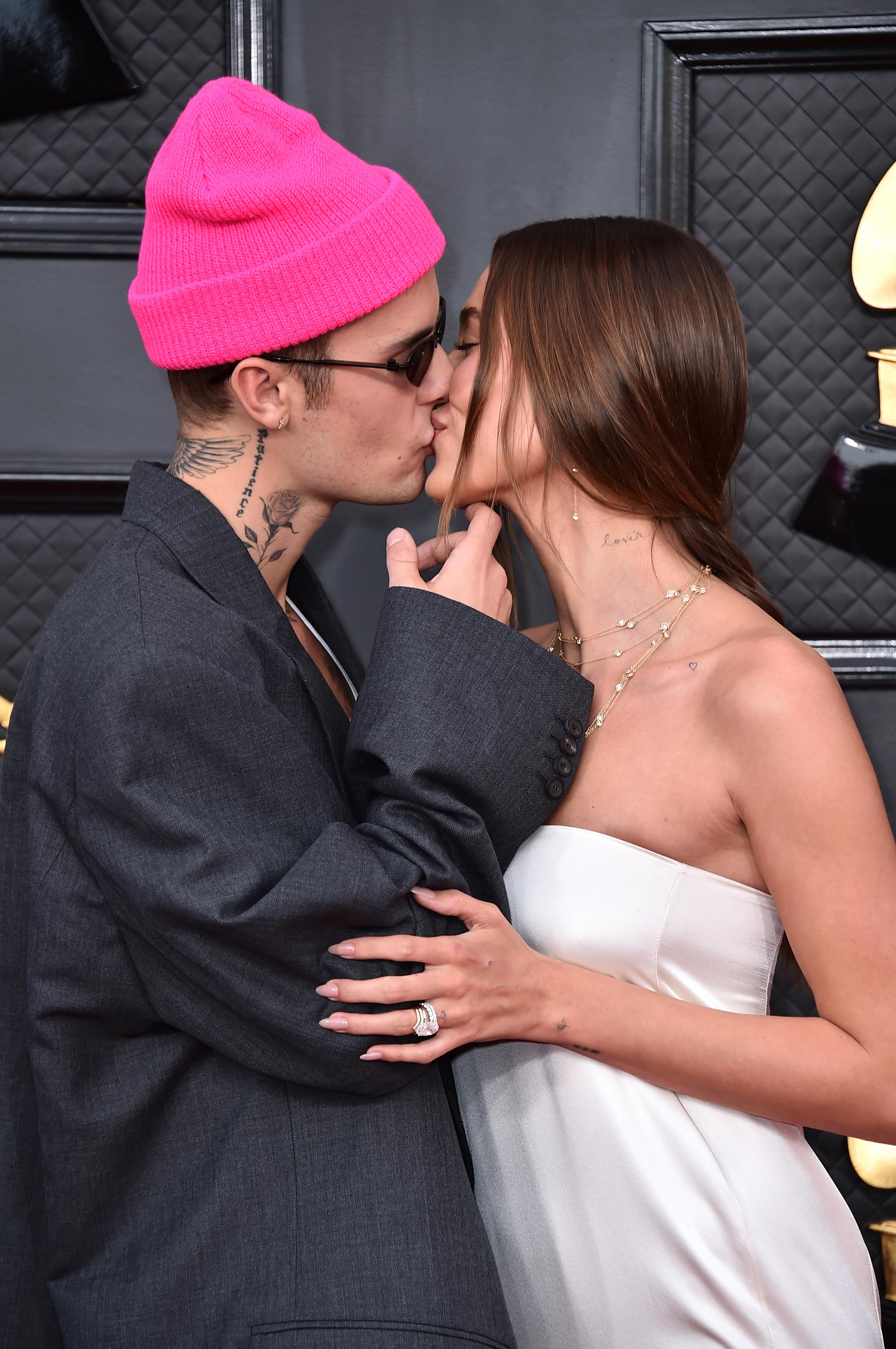 THE BIEBERS: Justin og Hailey Bieber delte et kyss på den røde løperen før utdelingen. 