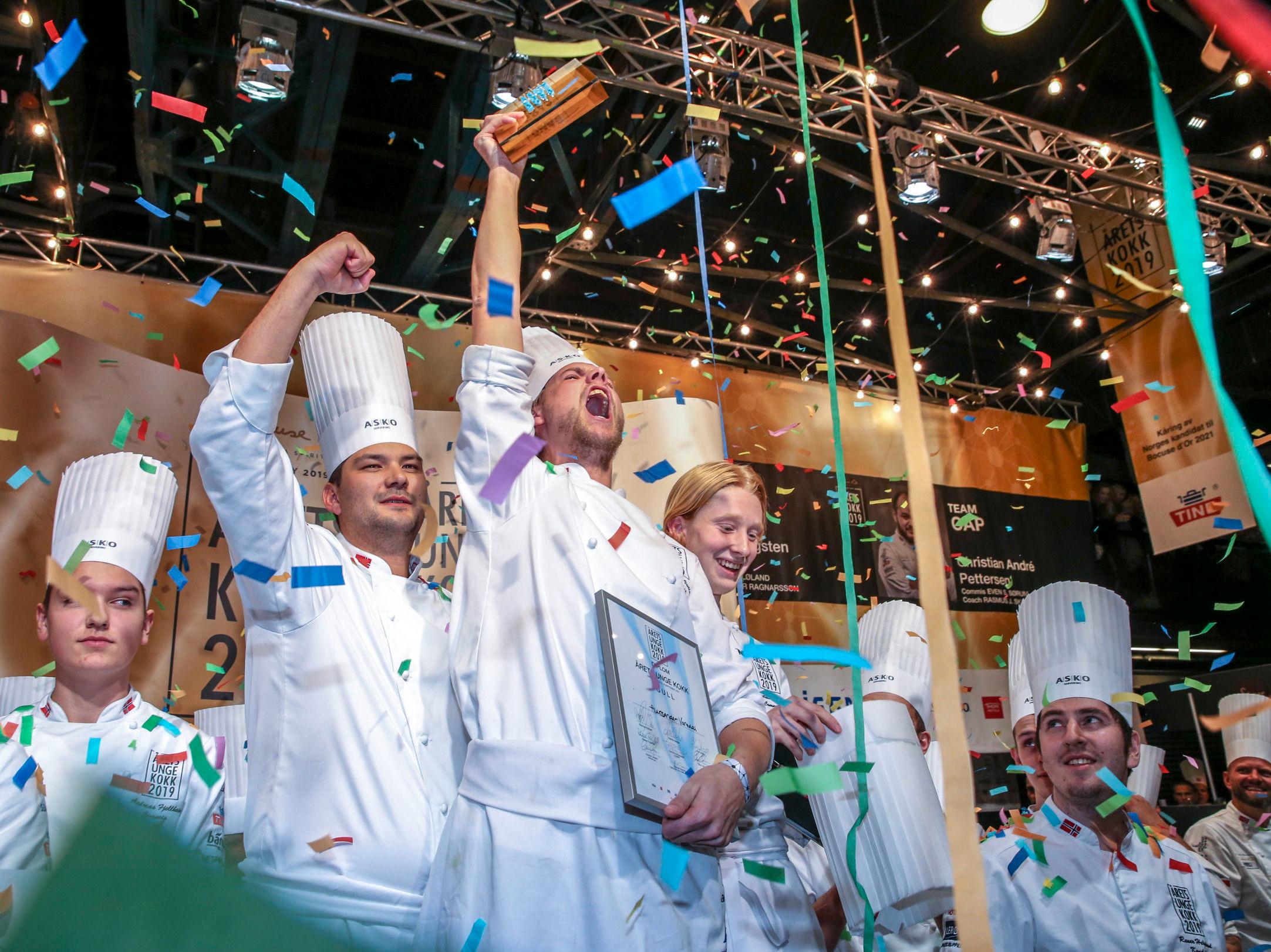 JUBEL: Årets unge kokk, Aleksander Vartdal, jubler over seieren. Foto: Trond Solberg/VG