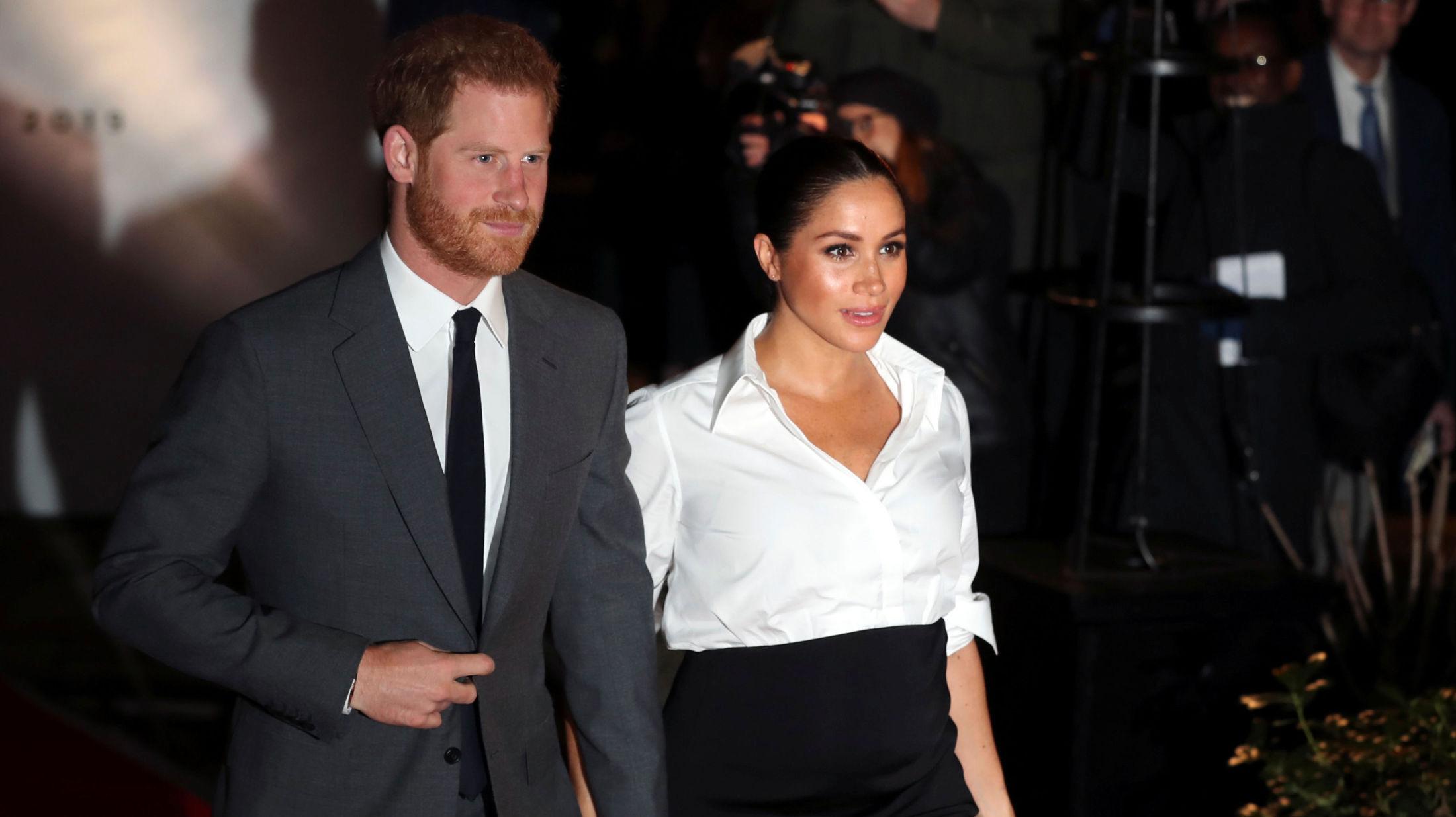 STILIG PAR: Prins Harry og hertuginne Meghan matchet på prisutdeling i London torsdag kveld. Foto: Reuters.