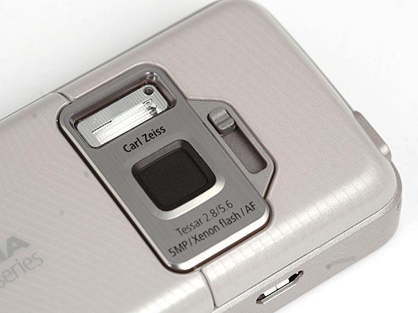 N82 har både Carl Zeiss-optikk og ekte blits.