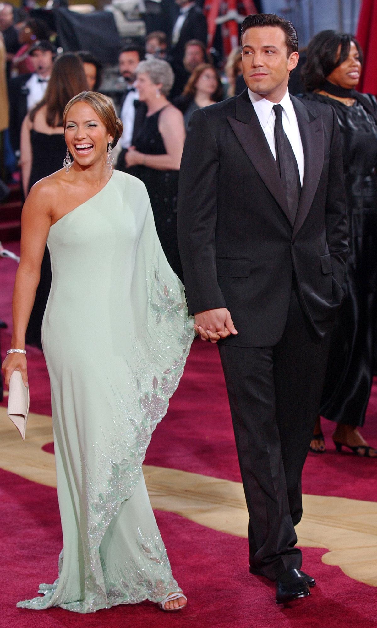 IT-PAR: Jennifer Lopez og Ben Affleck på Oscar-utdelingen i 2003. Lopez var kledd i kjole fra Fred Lee, kjøpt på Jackie Kennedy-auksjon. 