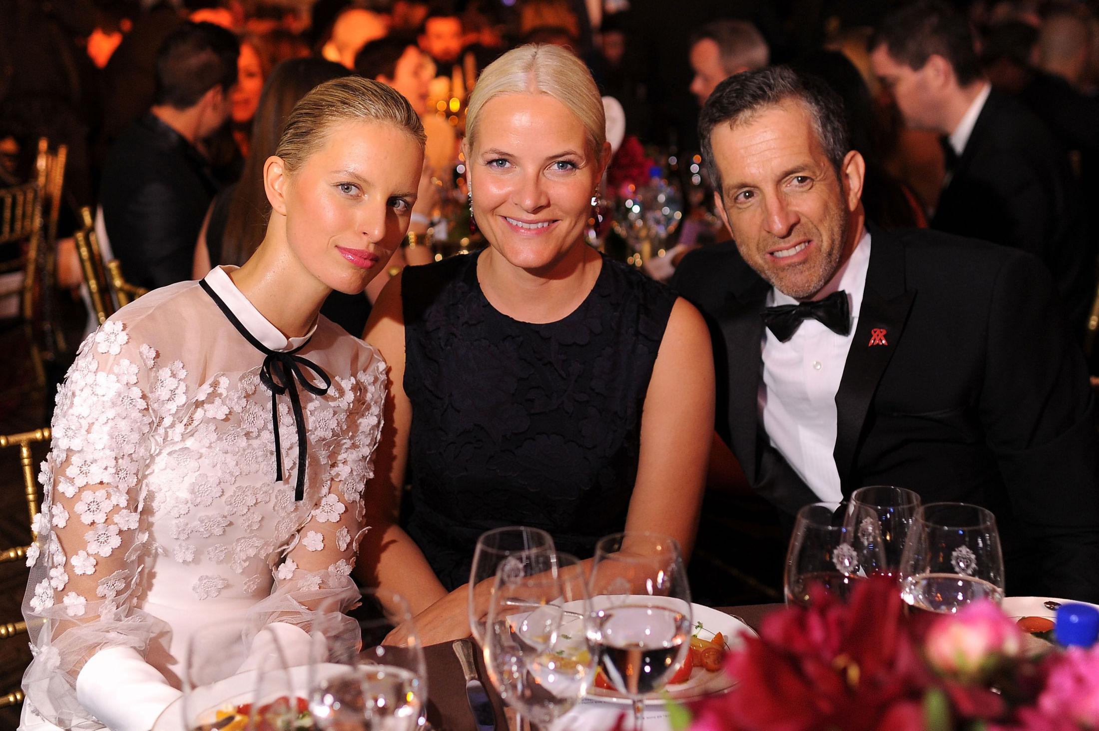 STJERNER TIL BORDS: Mette-Marit satt på bord sammen med blant annet supermodell Karolina Kurkova og designer Kenneth Cole på amfAR-gallen i natt. Foto: AFP