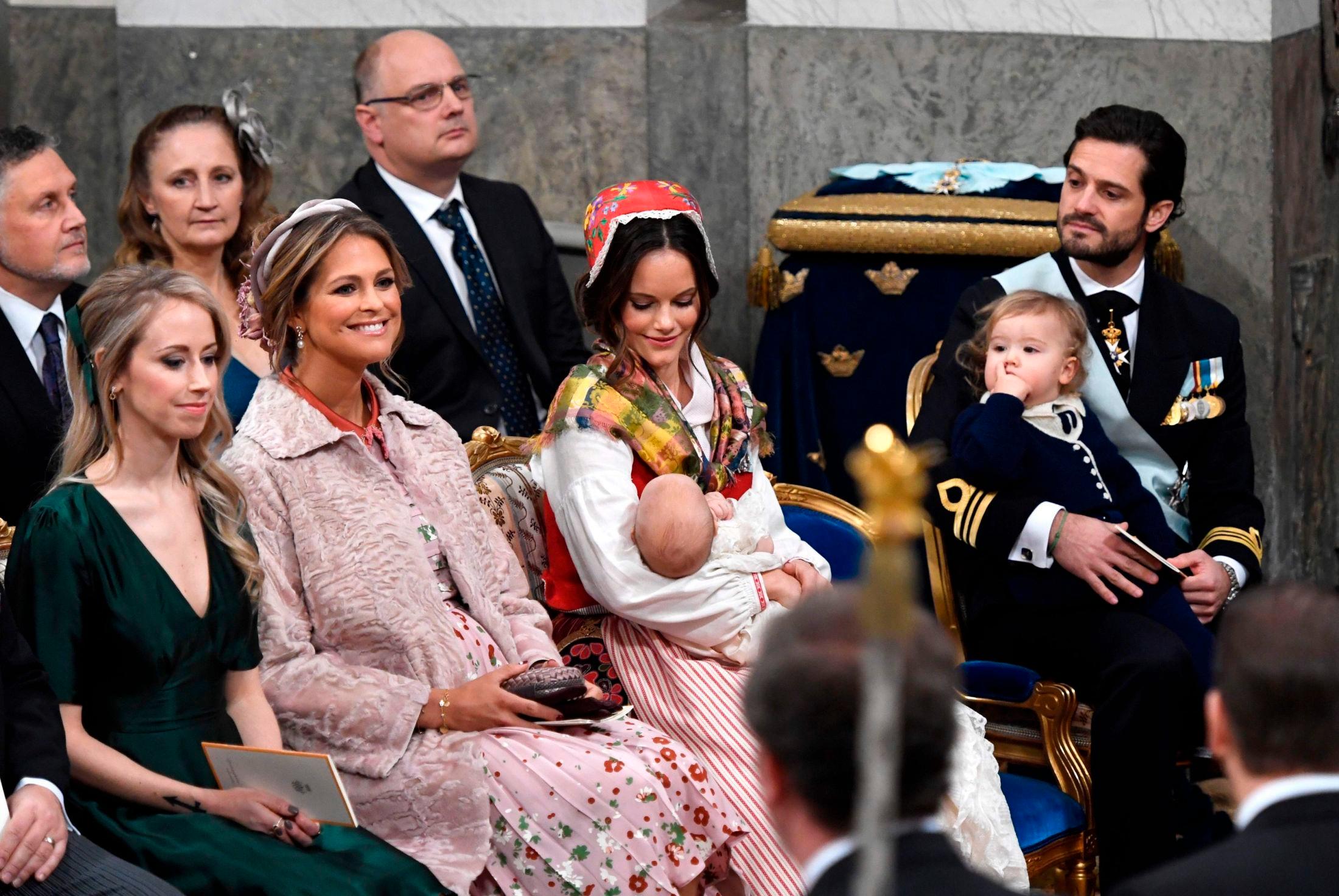 I KIRKEN: Fra venstre: Sara Hellqvist (prinsesse Sofias søster), prinsesse Madeleine, prinsesse Sofia med prins Gabriel og prins Carl Philip med prins Alexander. Foto: Anders Wiklund/TT/AFP