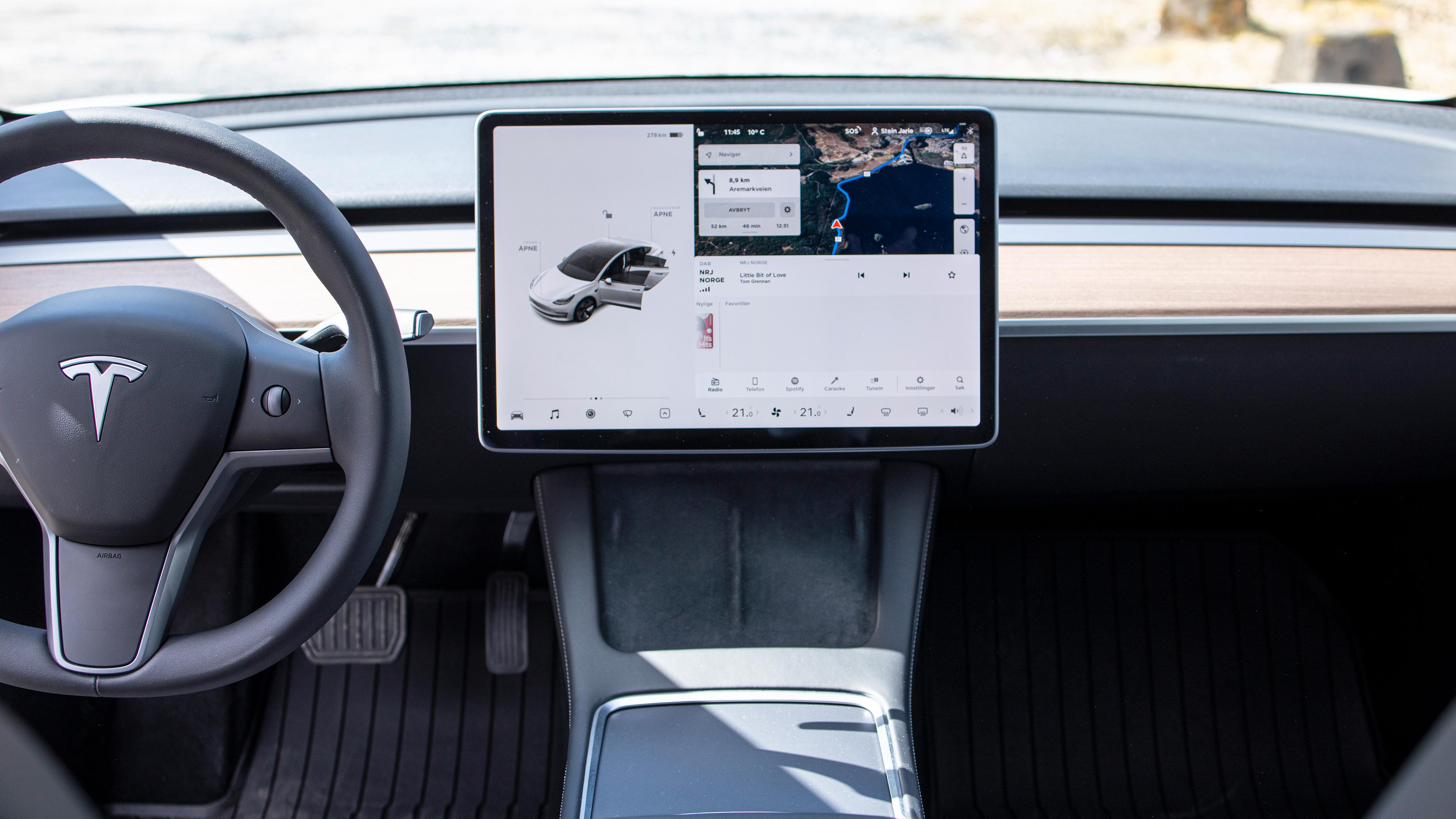 Tesla kutter ut evig gratis navigasjon i bilene