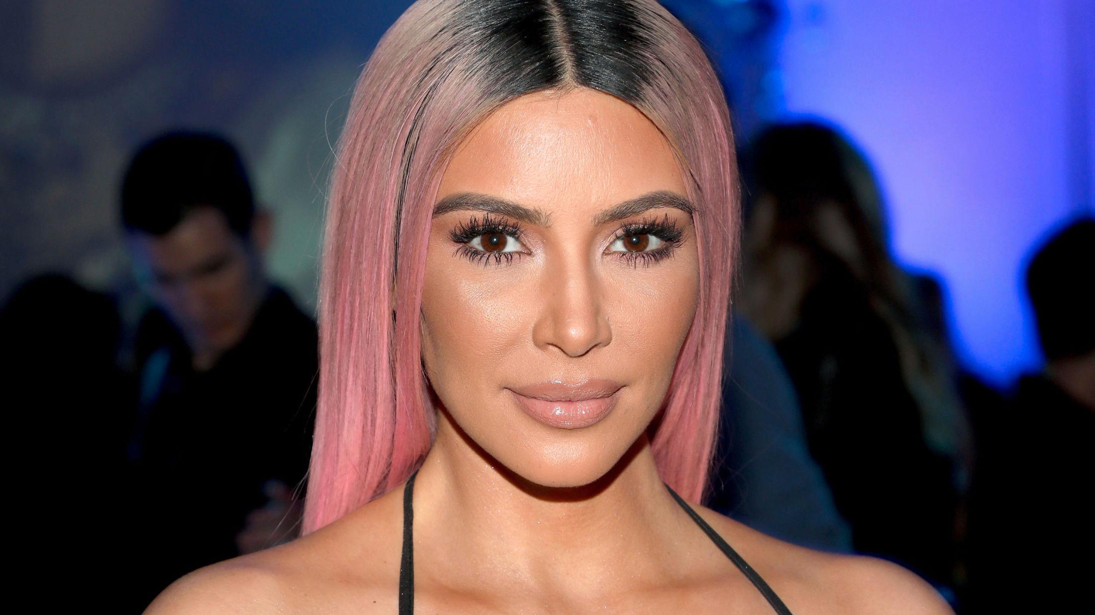 ROSA: Kim Kardashian West på rød løper med ny hårfarge i mars. Foto: Jerritt Clark/Getty Images.