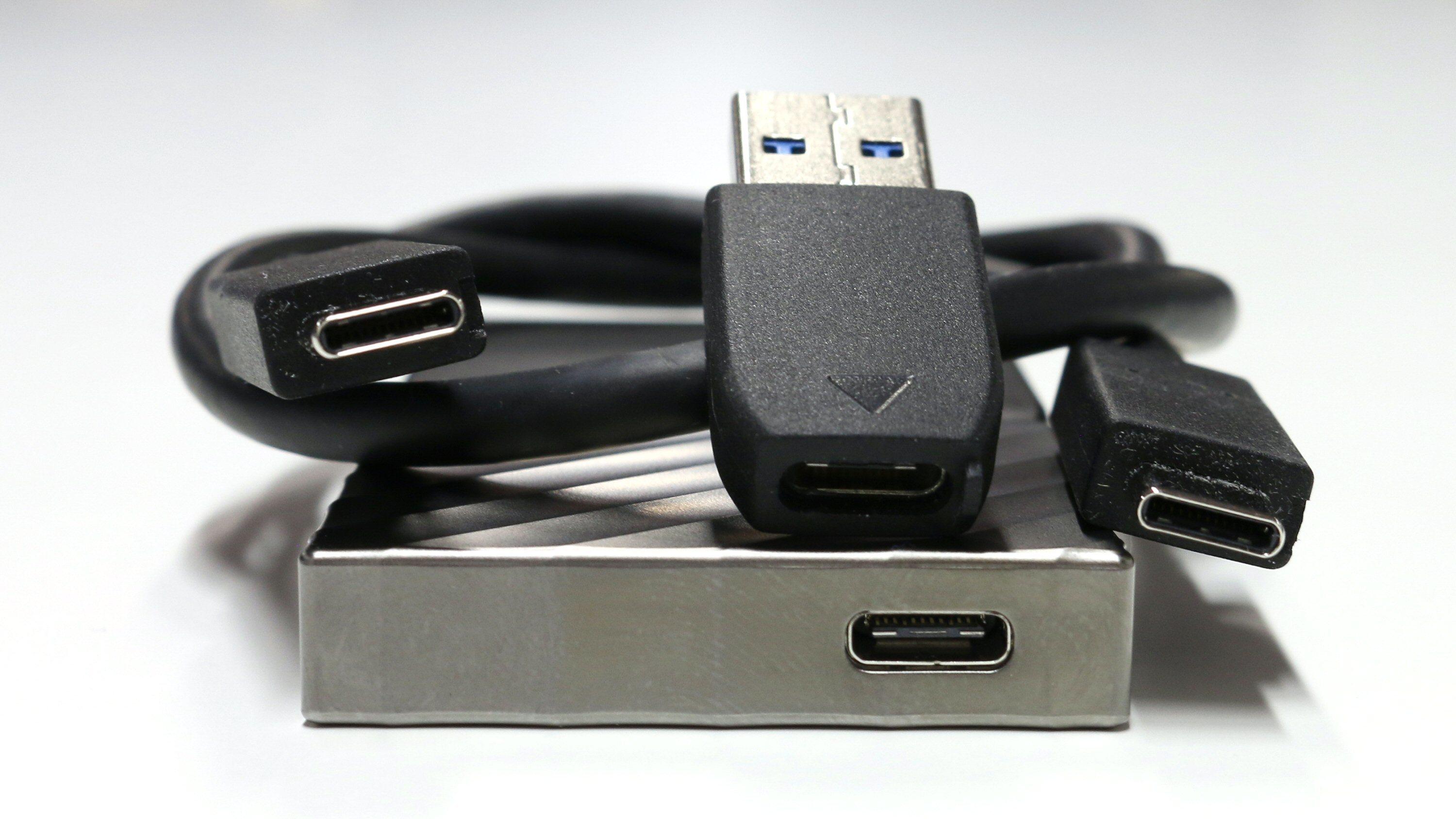 USB-ledningen kommer med overgang fra Type-C til Type-A, eller «vanlig» USB-kontakt.