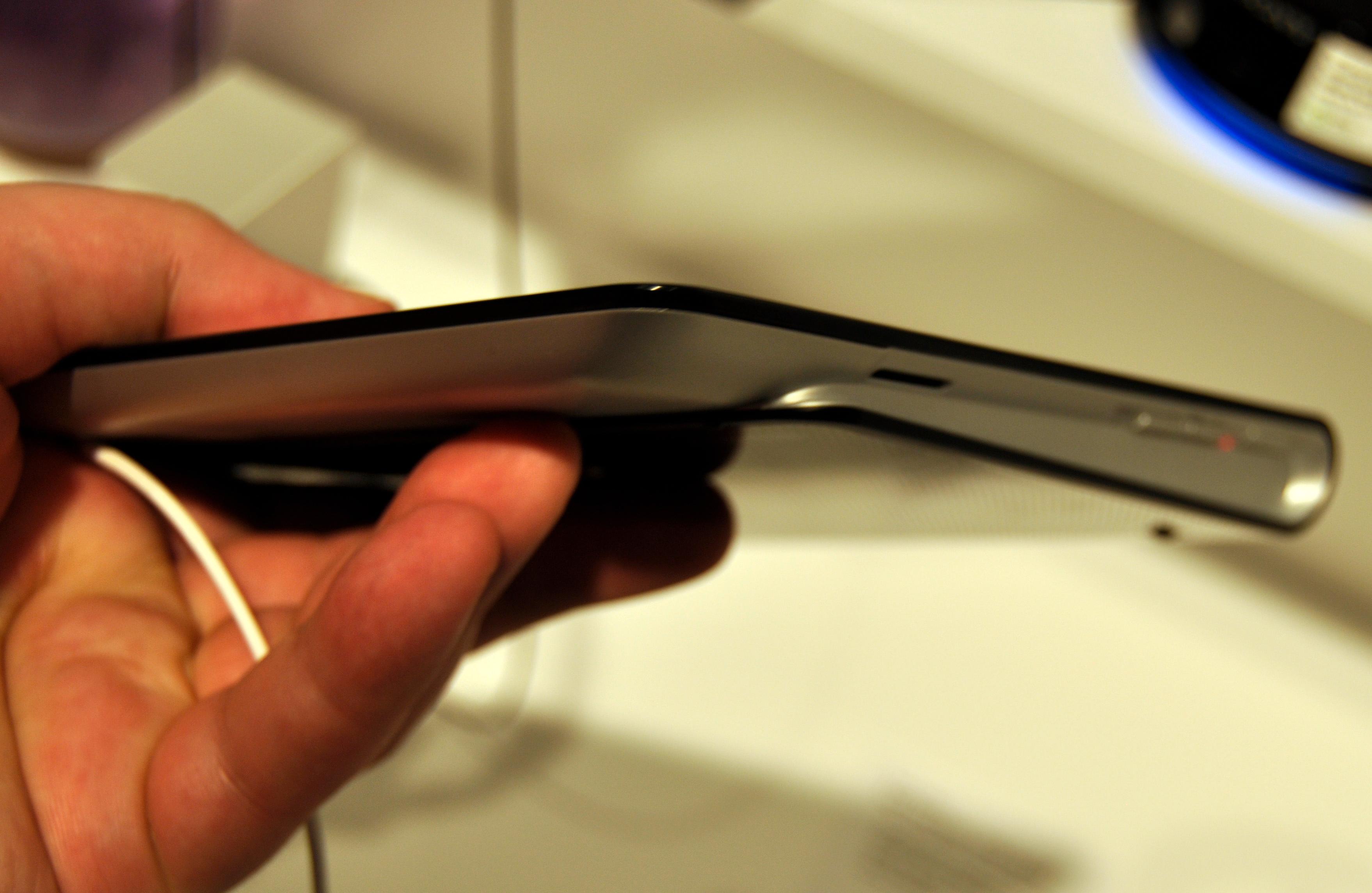 Tablet S har stereohøyttalere som sitter ganske langt ned på den tynneste delen av brettet.