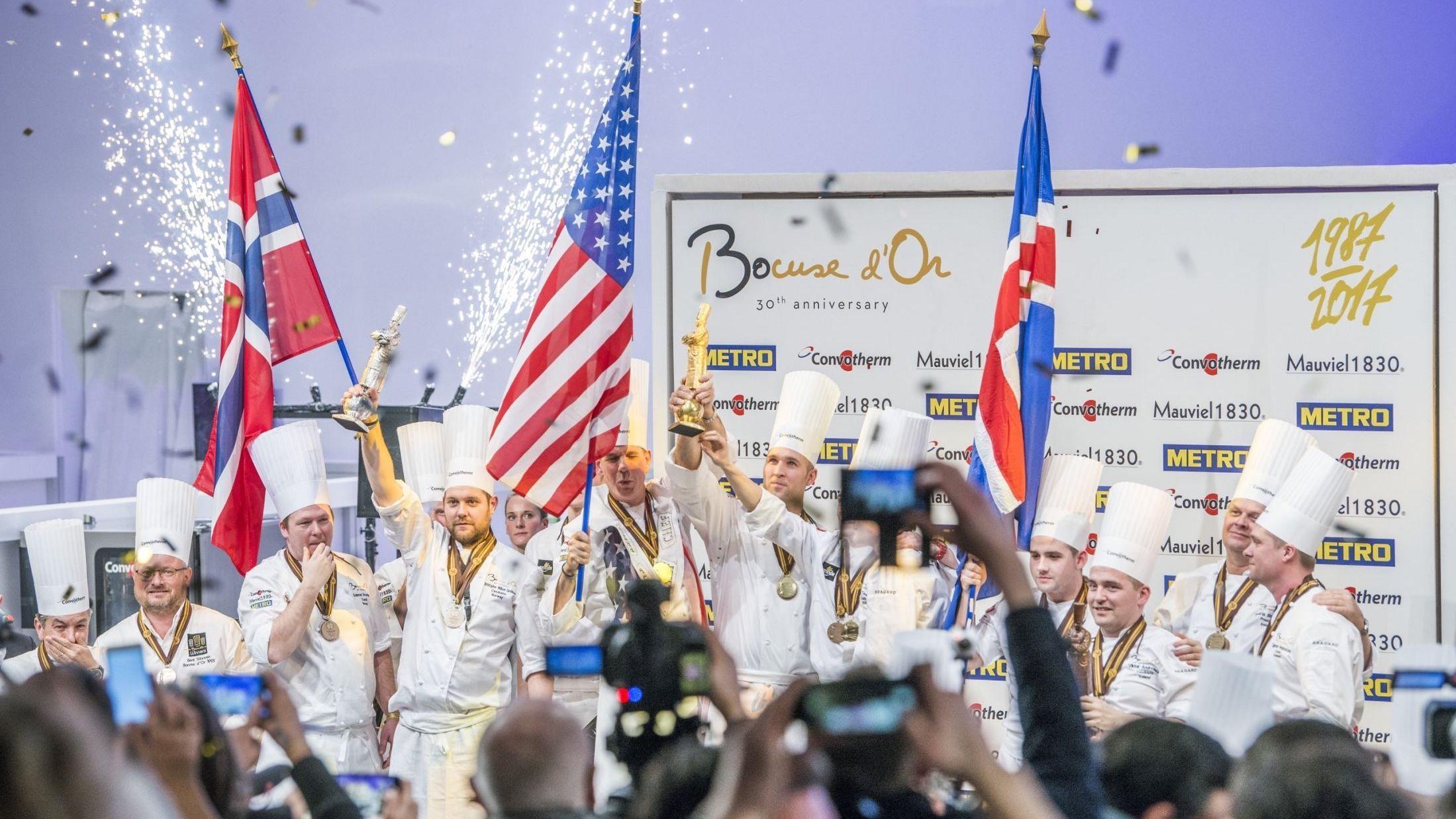 PÅ PALLEN: Det norske laget til venstre i bildet under prisutdelingen i Lyon onsdag. USA fikk første plassen (i midten) og Island fikk bronse.