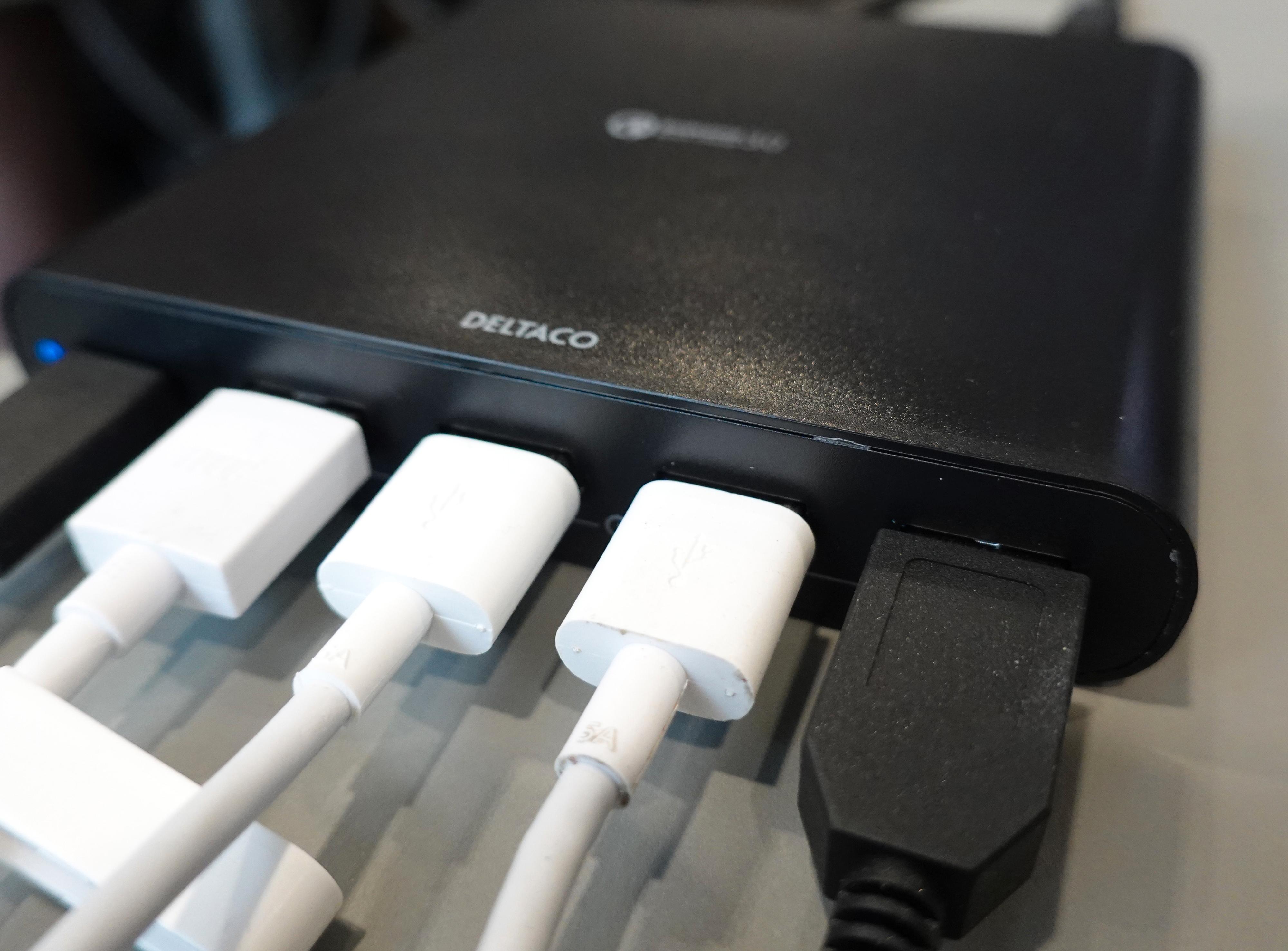 De fem portene er fleksible og kunne levert hele 140 watt til sammen hvis strømforsyningen var kraftig nok. I stedet fordeles 80 watt utover de fem portene. Den kan altså ikke hurtiglade alt på en gang. I stedet vil den velge å hurtiglade det den har kapasitet til, mens den fungerer som vanlig lader eller strømforsyning til resten. De 80 wattene er imidlertid nok til å makse alle de fire vanlige USB-A-kontaktene samtidig. Det er kun om du kobler til PC eller hurtigladende iPhone samtidig du vil måtte leve med tregere lading for noen av dingsene.