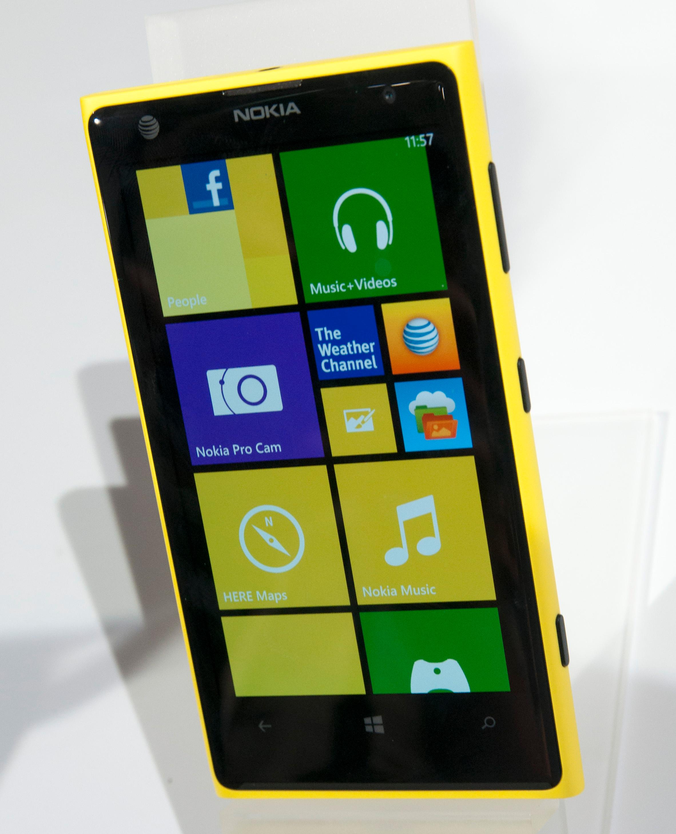 Nokia Lumia 1020 er greit synlig i terrenget i gul utgave.Foto: Finn Jarle Kvalheim, Amobil.no