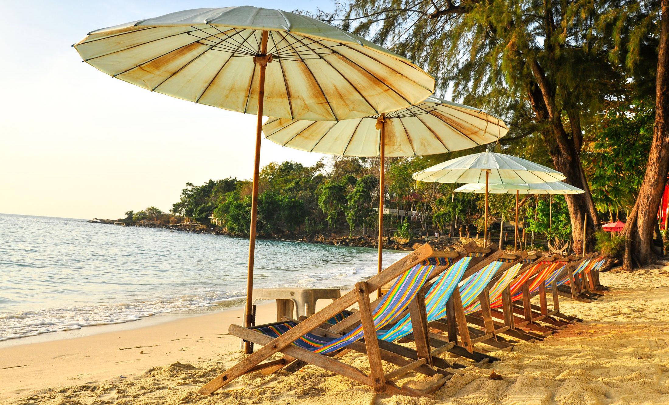 DRØMMEN: Solnedgang i en strandstol på øya Koh Samet er virkelig noe å drømme om i disse dager. Foto: Shutterstock