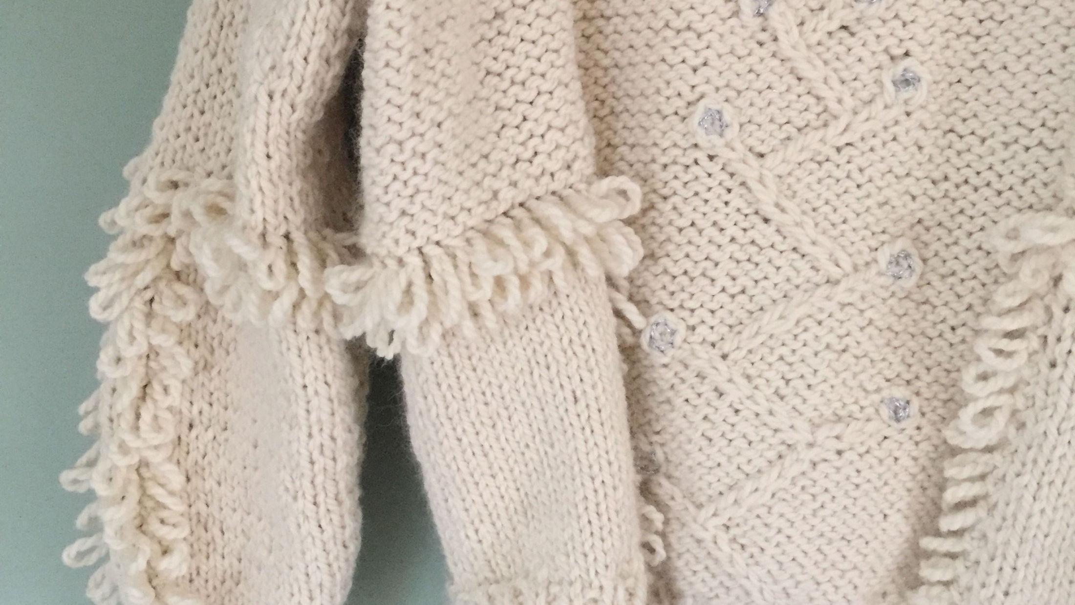 DETALJER: Med morsomme detaljer får genseren et unikt utseende. Foto: Mari Stølan.