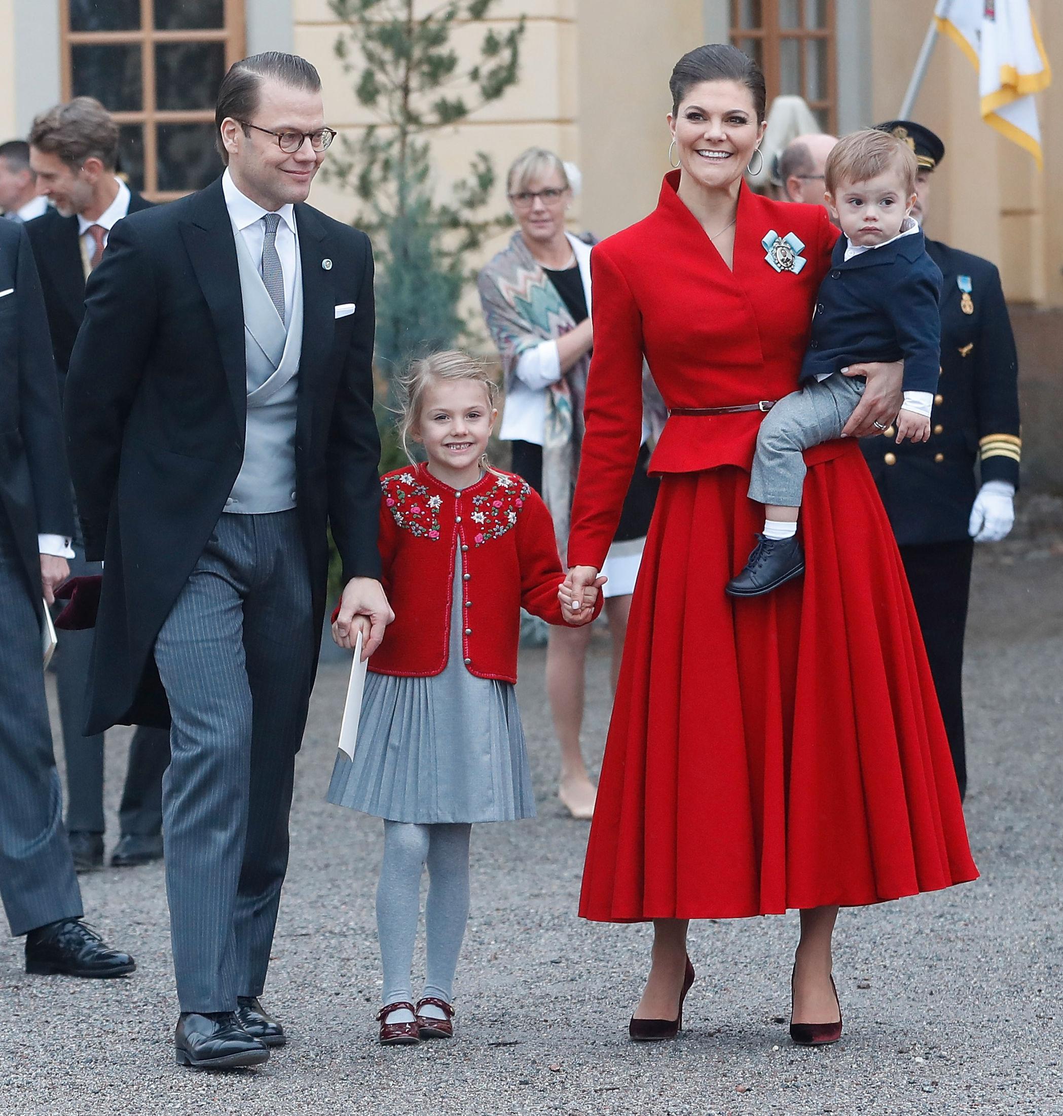 KRONRINSESSEFAMILIEN: Prins Daniel, prinsesse Estelle, prins Oscar og kronprinsesse Victoria etter dåpen. Foto: Getty Images.