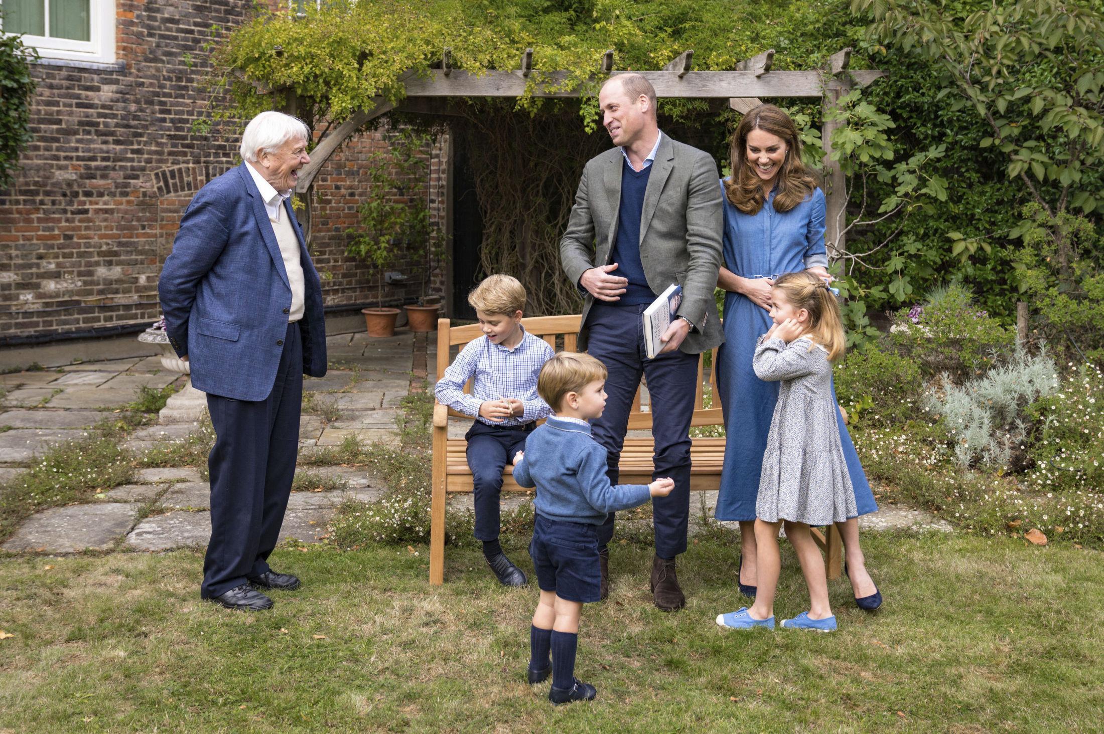 UTEKINO: Den britiske kongefamilien inviterte Sir David Attenborough for å vise sin nye film i hagen i Kensington Palace. Kate var kledd i gjenbruk for anledningen, skriver Vogue. Foto: AP
