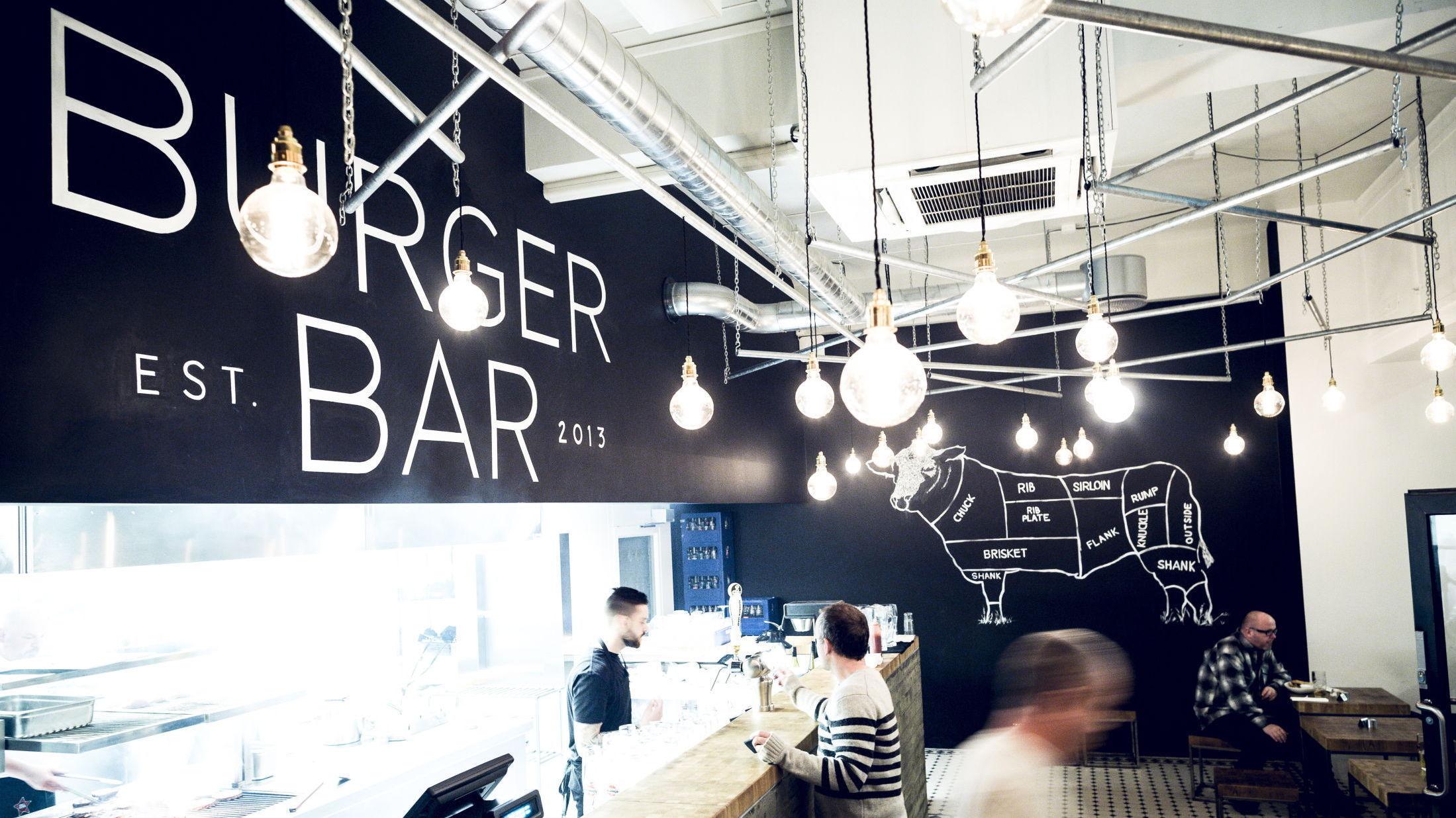 UNGDOMMELIG: På Burger Bar ved Youngstorget er interiøret tegnet av Snøhetta og det er en ungdommelig og kul atmosfære. Foto: Krister Sørbø/VG