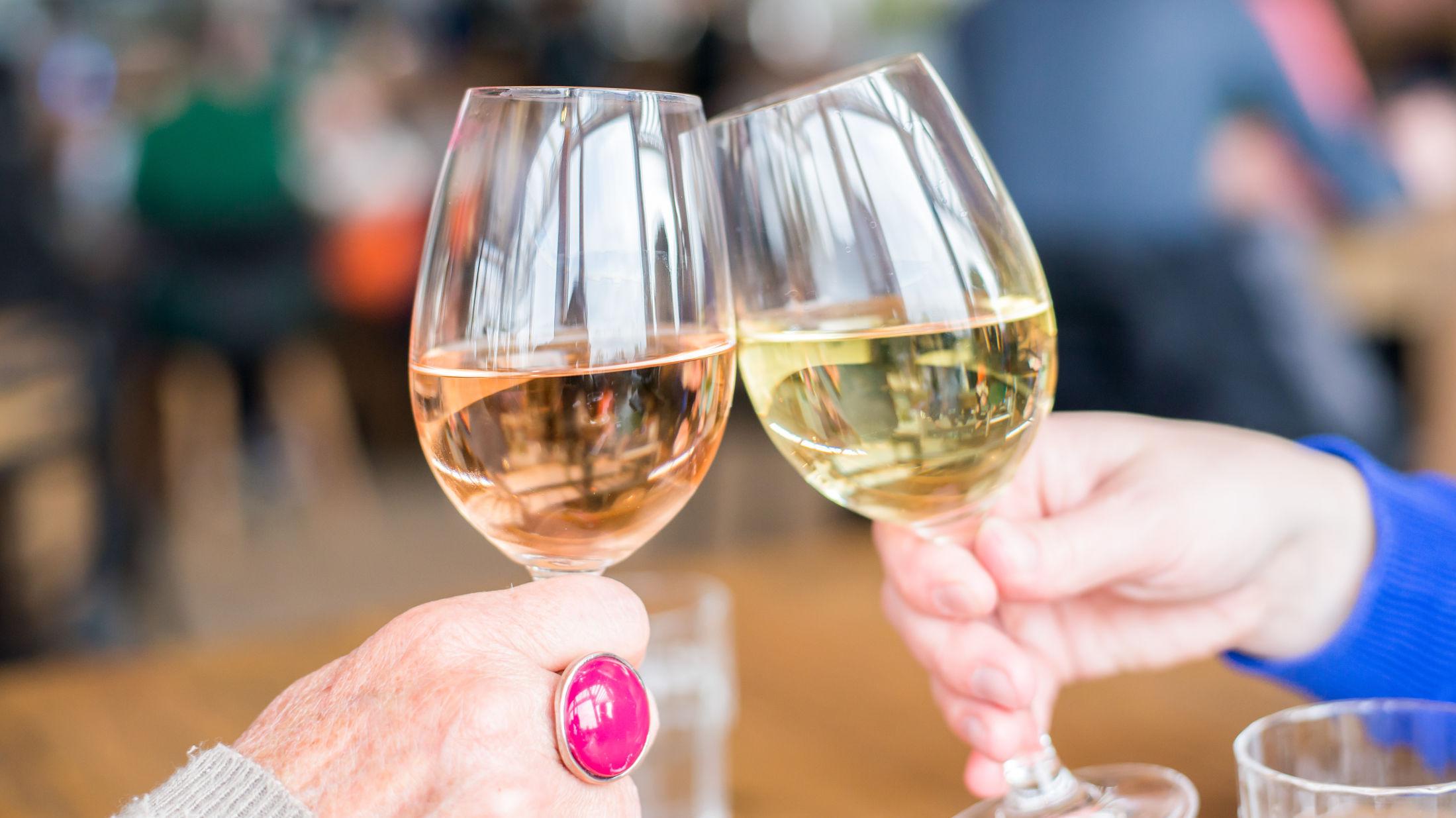 VÆRET BESTEMMER: Sol og varme trekker oss mot lyse og lettere viner, som hvitvin og rosévin. Foto: Shutterstock