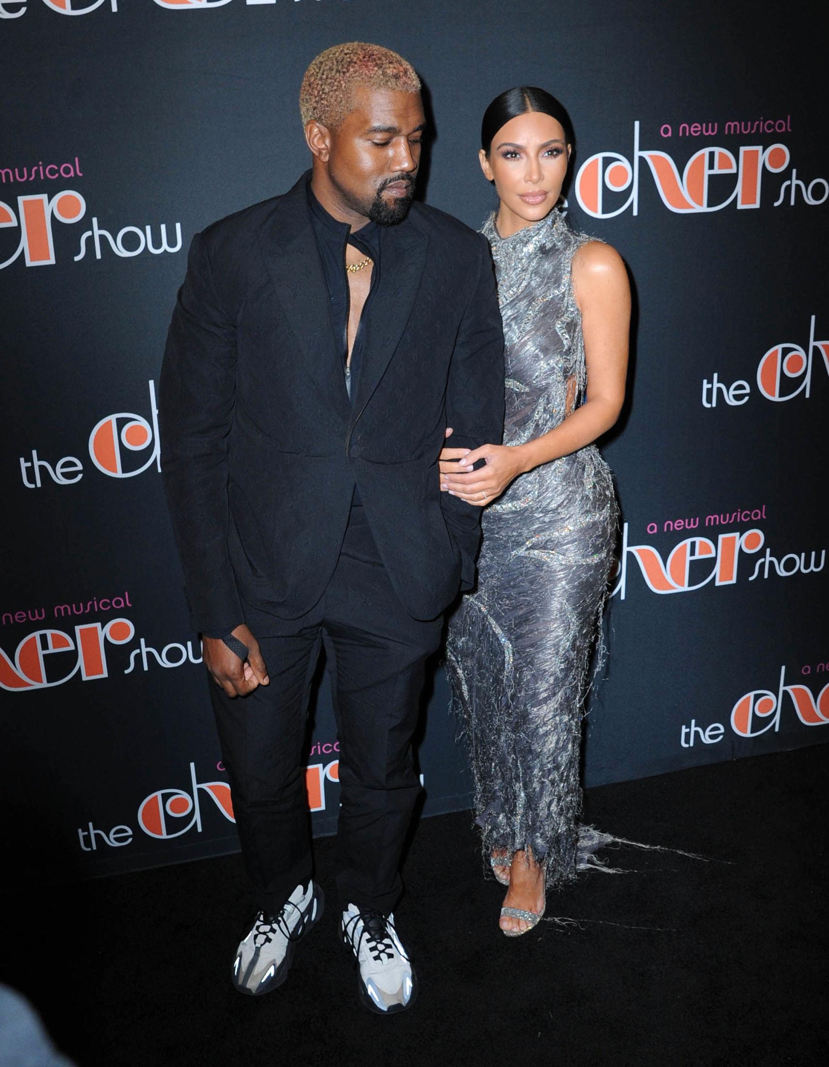 NY SVEIS: Kanye West med lysere hår og helsvart antrekk og hvite sneakers på Broadway i New York. Her sammen med Kim Kardashian West. Foto: Pa Photos