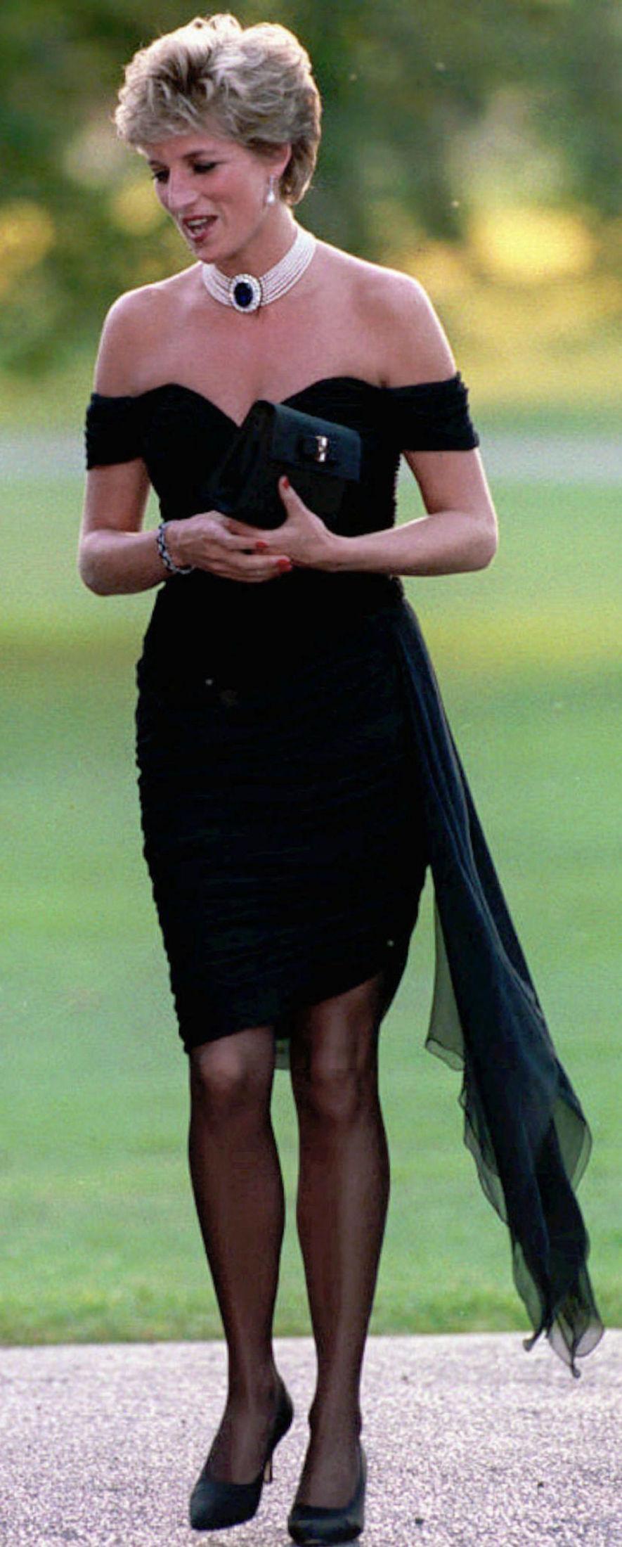 «REVENGE DRESS»: Prinsesse Diana i 1994 ikledd den berømte kjolen som hun hadde på seg på en fest samme dag som prins Charles innrømmet til offentligheten at han hadde vært utro. Foto: AP.