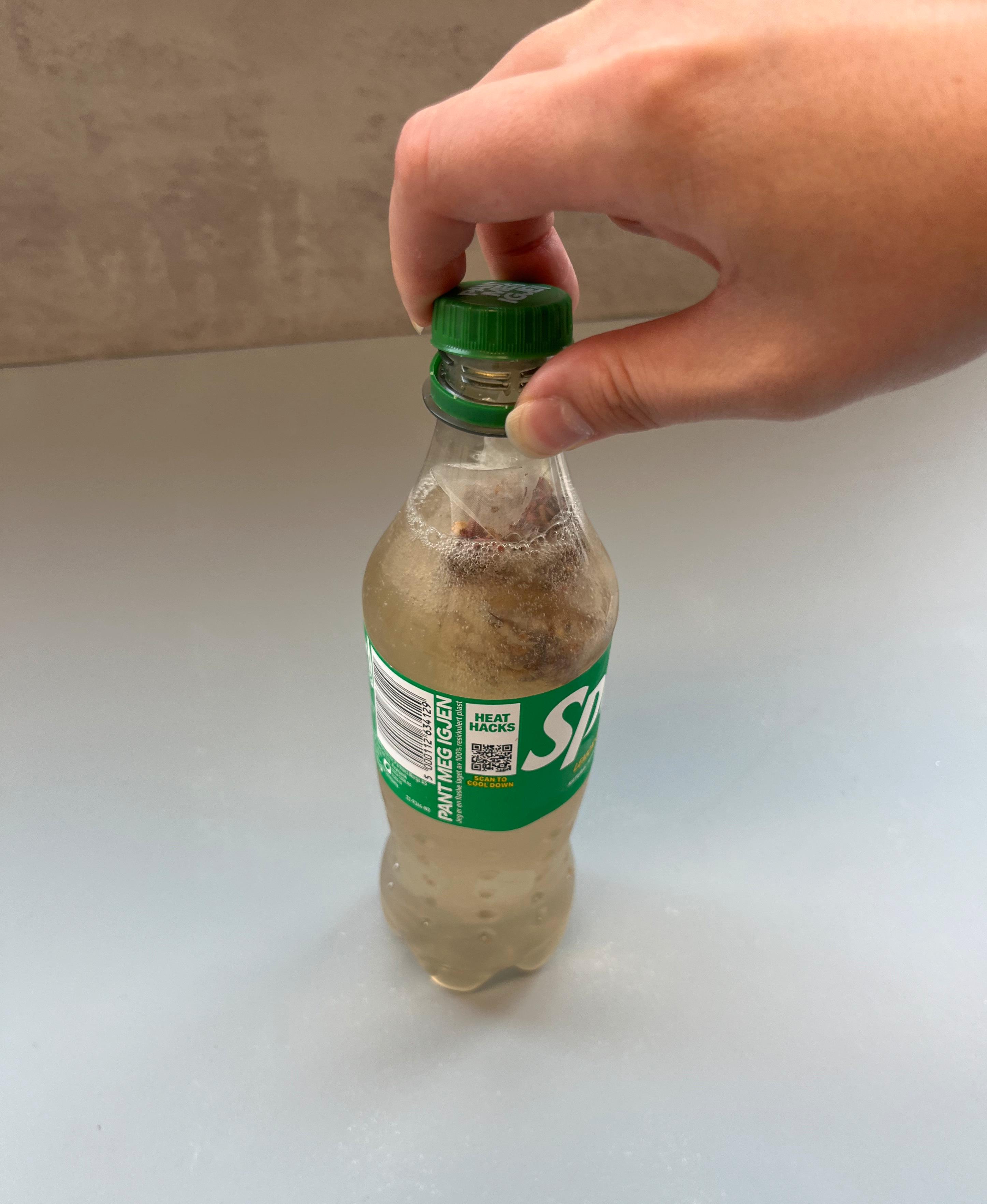 SPRITE-ISTE: In’fuse-posene var lette å dytte nedi Sprite-flasken. 
