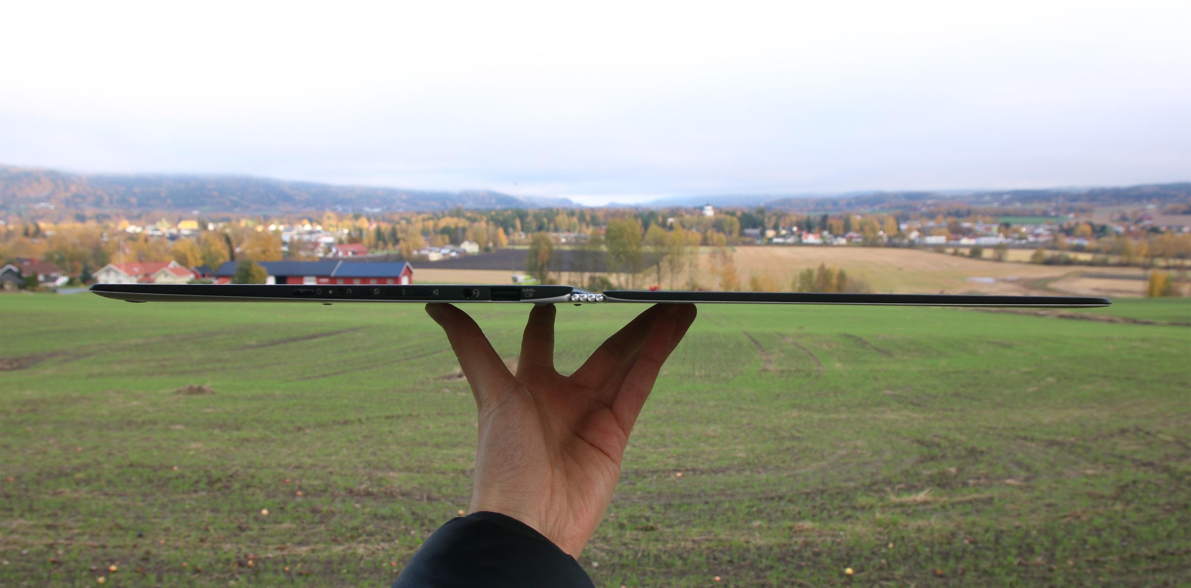 Lenovos Yoga 3 Pro er så tynn at det er vanskelig å fokusere når vi skal ta bilde av den.Foto: Anders Brattensborg Smedsrud, Tek.no