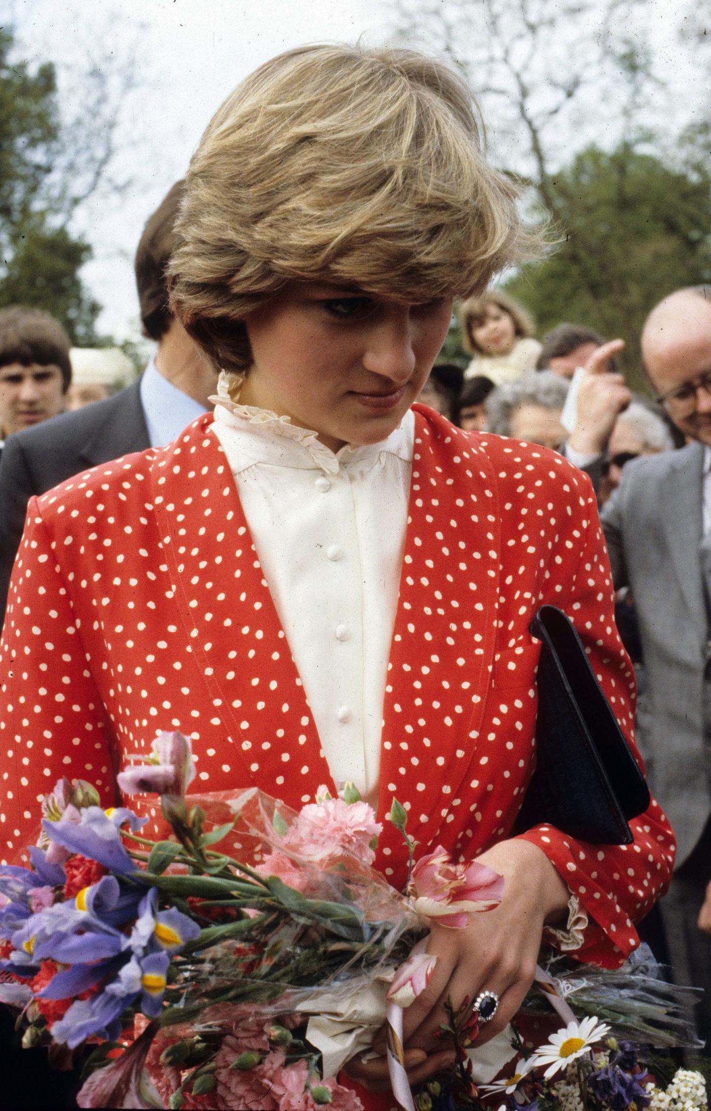 POLKADOTTER: Med viktoriansk silkebluse med perleknapper og en blazer med prikker, hilste Diana på fansen før hun giftet seg i 1981. Foto: NTB Scanpix