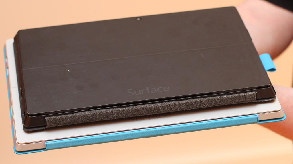 Her er den åtte måneder gamle Surface Pro 2 plassert på toppen av den nye Surface Pro 3.Foto: Espen Irwing Swang, Amobil.no