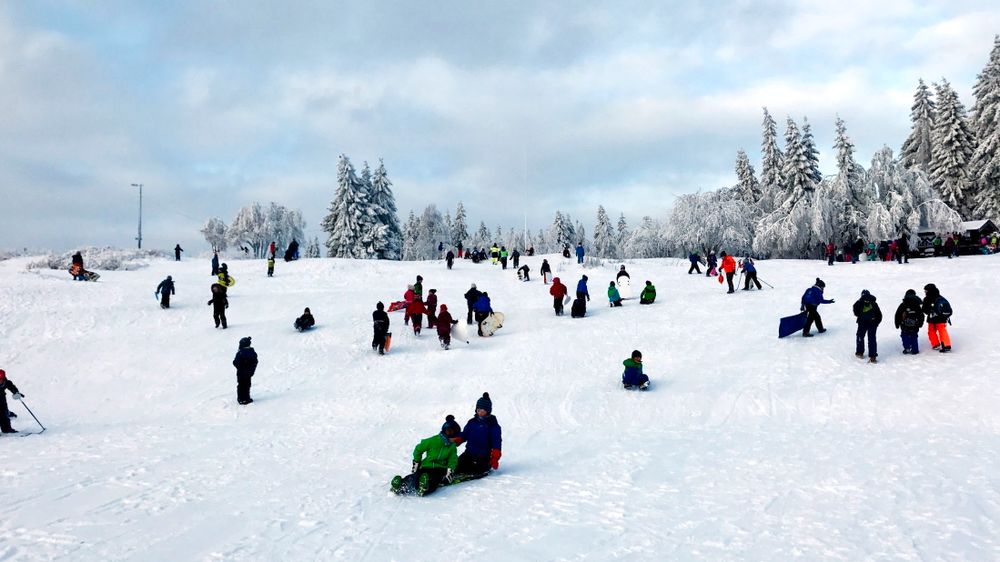 KOM DEG UT: En liten spasertur, ake med ungene, måke snø eller gå på skøyter – alt føles bedre etter litt aktivitet ute i frisk luft.
