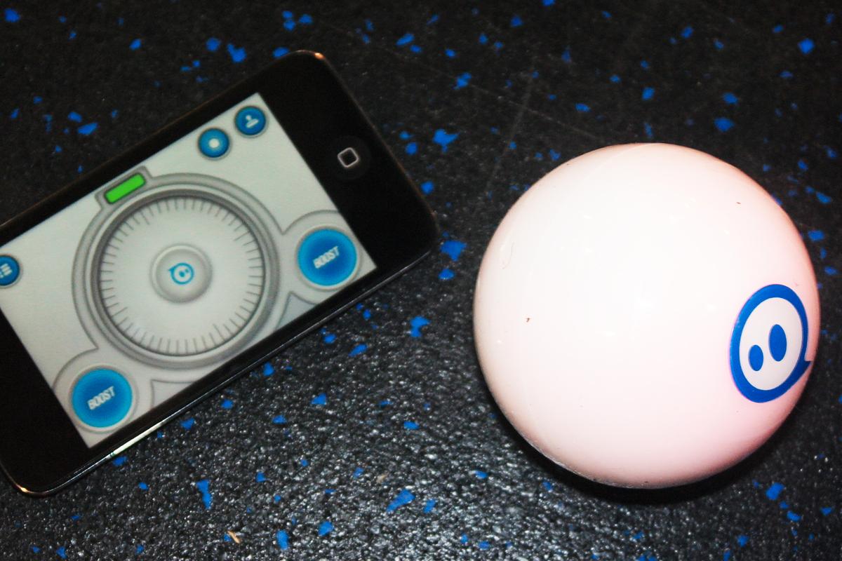 Orbotix Sphero heter ballen og den kobles til mobilen ved hjelp av Bluetooth og en app.