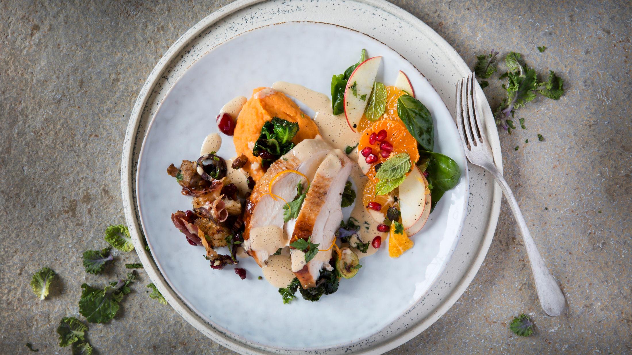 THANKSGIVINGMIDDAG: Helstekt kalkun med stuffing, søtpotetmos, fløtesaus, rosenkål, en frisk salat og varme tranebær. Foto: Christian Brun