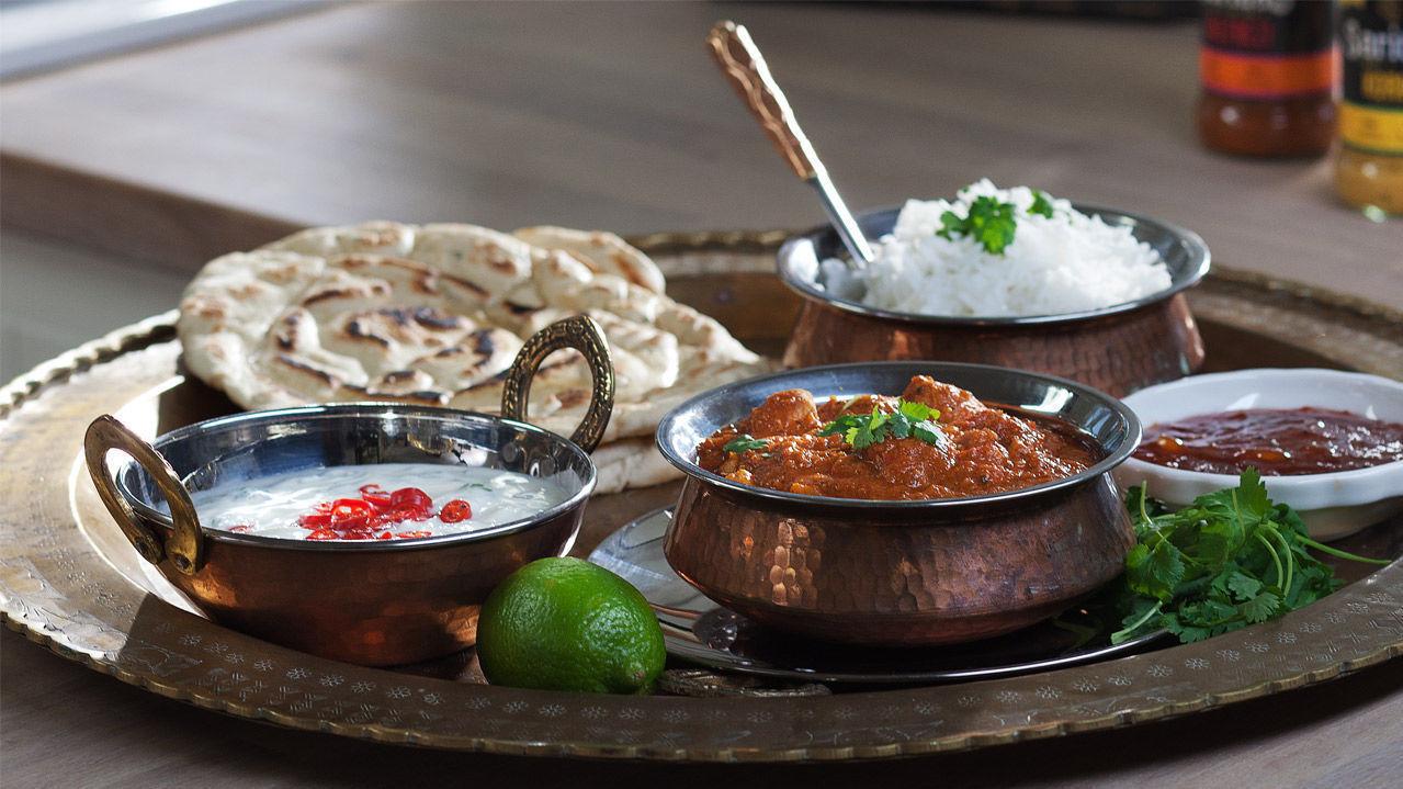 HJEMMELAGET INDISK: Fyldige gryter med smaksrike sauser servert med ris, raita og chutney er det komplette indiske måltidet. Sarita viser hvordan du kan lage maten hjemme selv. Foto: Saritas.no