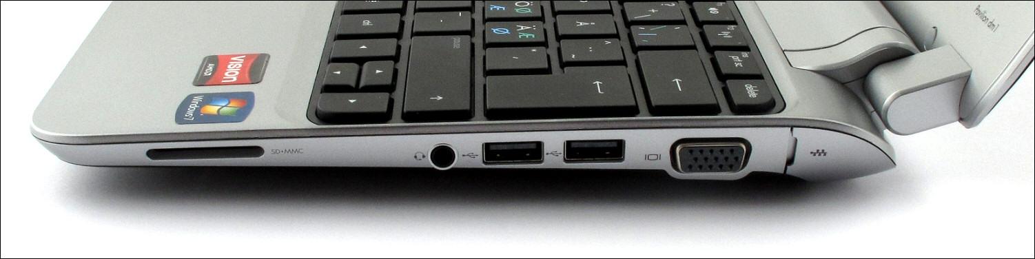 Minnekortleser, minijack for lyd, 2 x USB og VGA på høyre side. Under fliken bakerst skjuler nettverkskontakten seg.