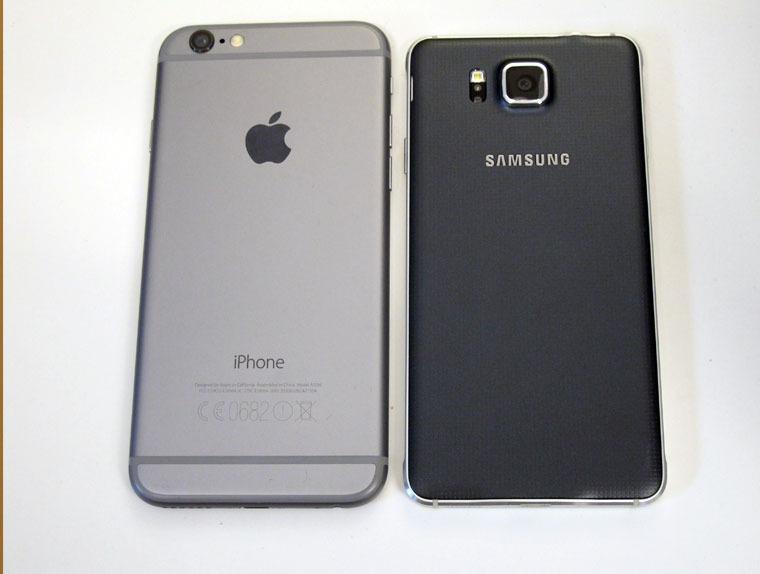 iPhone 6 og Galaxy Alpha har samme skjermstørrelse. Men Alpha er atskillig mer kompakt enn Apples nye sekser.Foto: Espen Irwing Swang, Tek.no