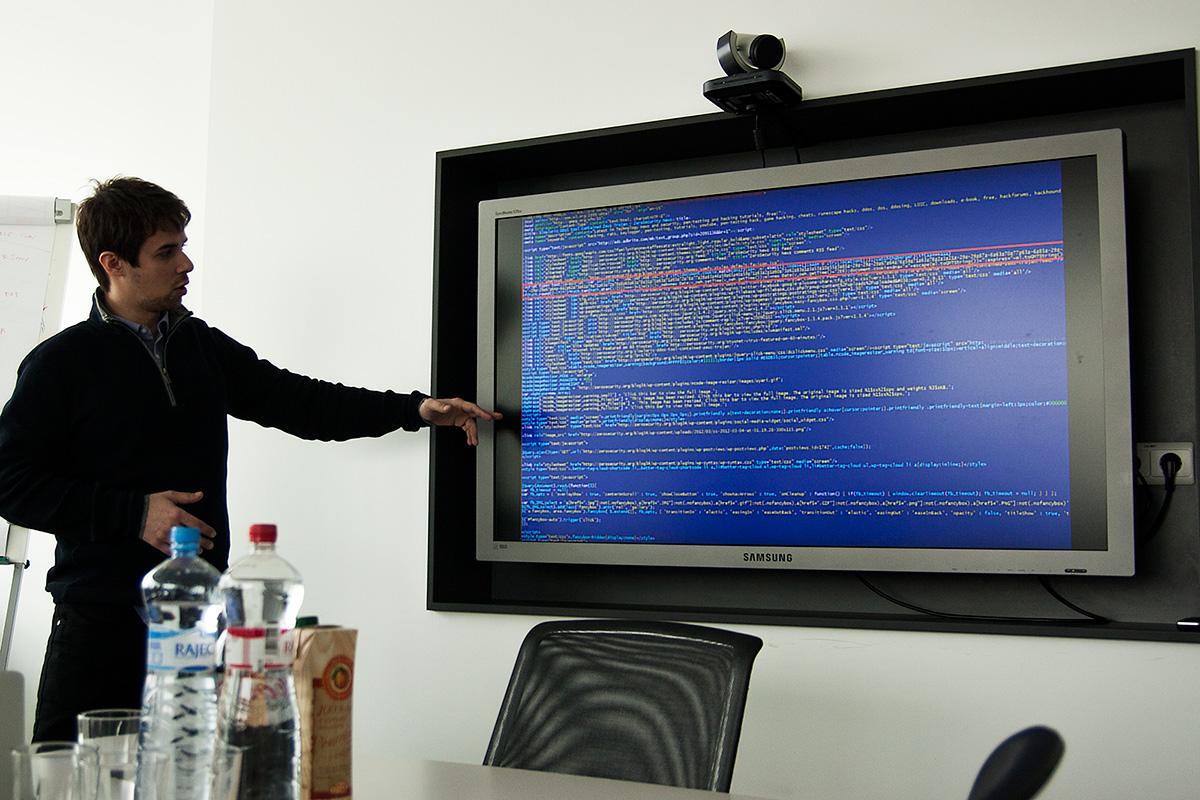 Robert Lipovský leder et av ESETs sikkerhetslag. Her demonstrerer han det tekniske i hvor enkelt en legitim nettside kan infisere deg med virus eller skadelig programvare.Foto: Varg Aamo, hardware.no