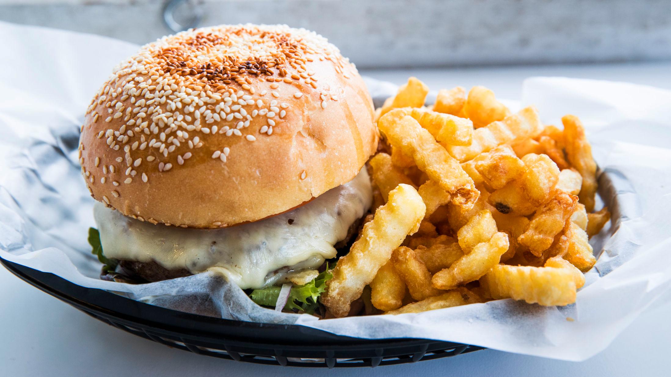 STANDARD: Burger er fast innslag på menyen på byens uteserveringer. Foto: Frode Hansen/VG.