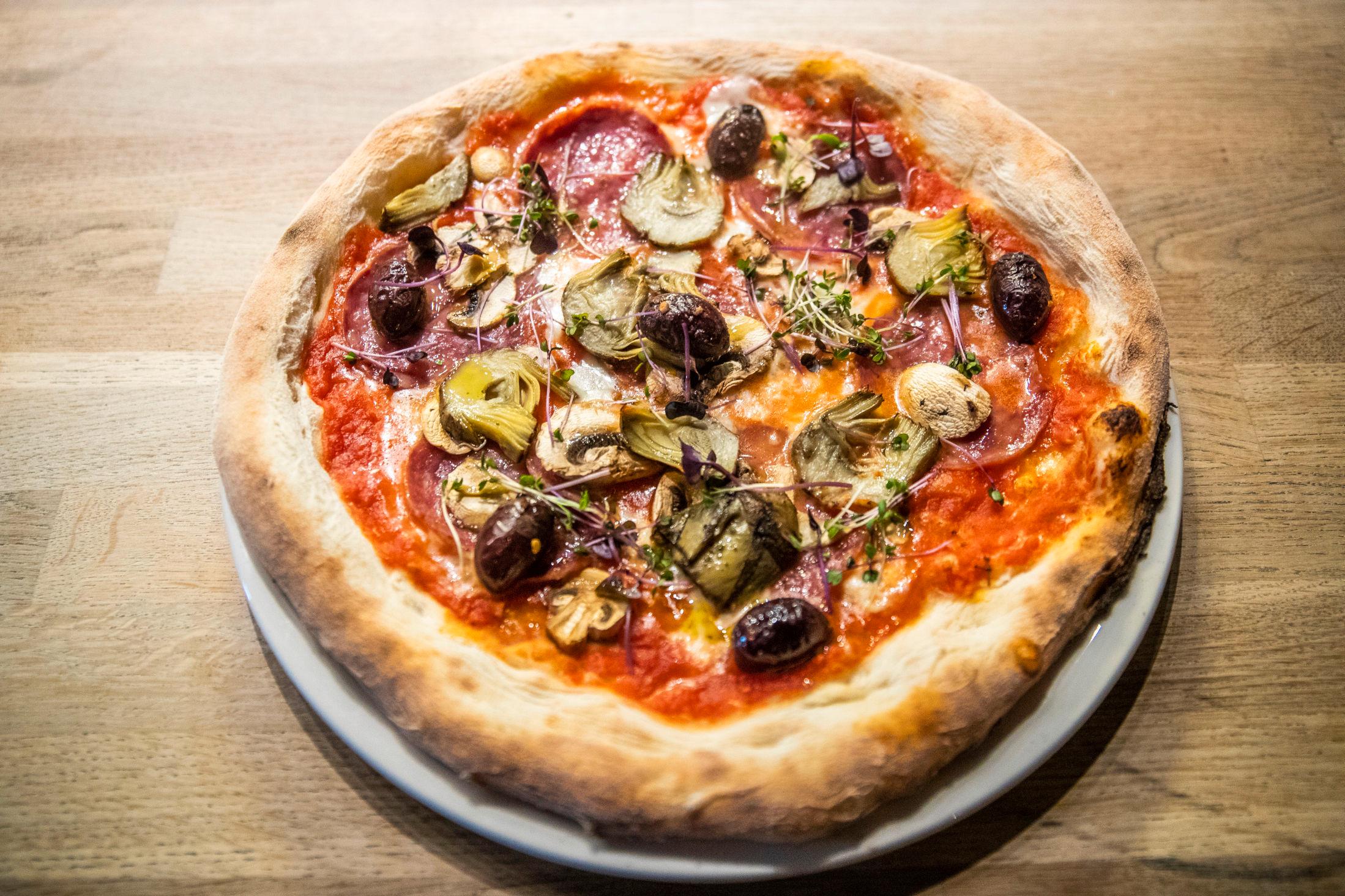 PIZZA CAPRICCIOSA: En klassiker som her toppes med artisjokk, champignon, fennikelsalami og oliven. Foto: Frode Hansen/VG