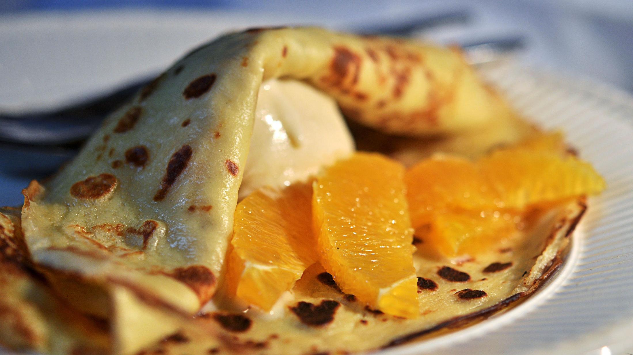 SØTT OG SYRLIG: Crepes med vaniljeis og appelsinbåter balanserer smakene helt perfekt. Foto: Annica Været