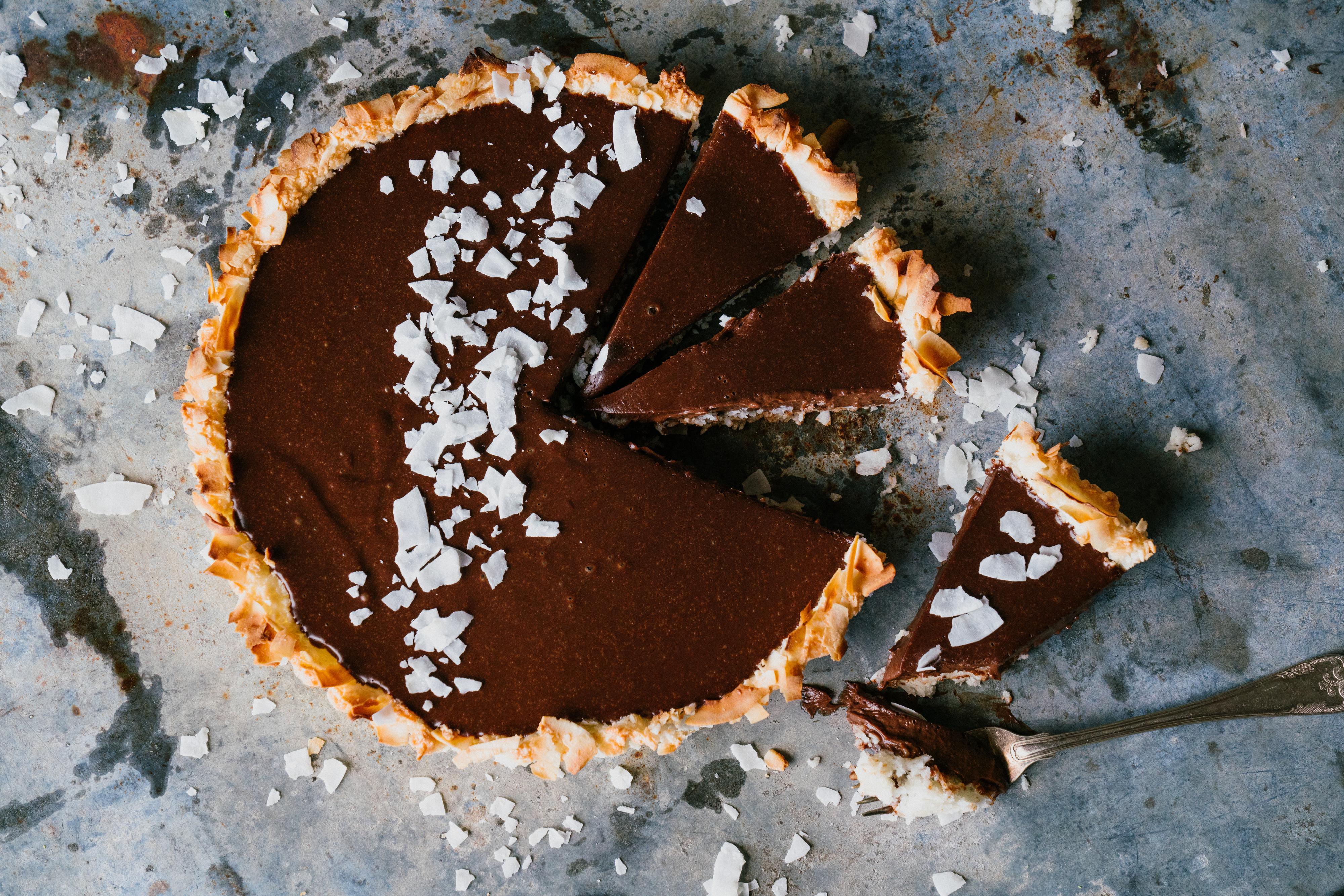 PAIDIGG: En søt pai med bunn av kokos og fylt med mørk sjokolade er en av helgens oppskrifter fra Lise Finckenhagen.