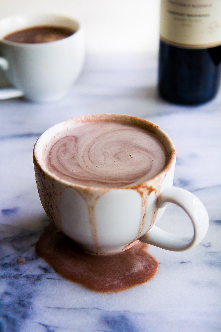 SMÅ KOPPER: Denne kakaoen er fyldig og er derfor best å sippe fra små kopper, i stedet for å helle nedpå fra en stor kopp, ifølge bloggeren. Foto: Kylie Held Mitchell/immaeatthat.com