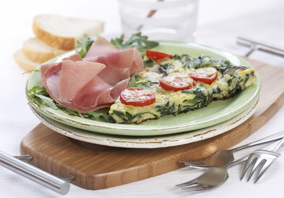 Server italiensk omelett med frisk ruccolasalat og spekeskinke. (Foto: Opplysningskontoret for egg og kjøtt/Synøve Dreyer.)