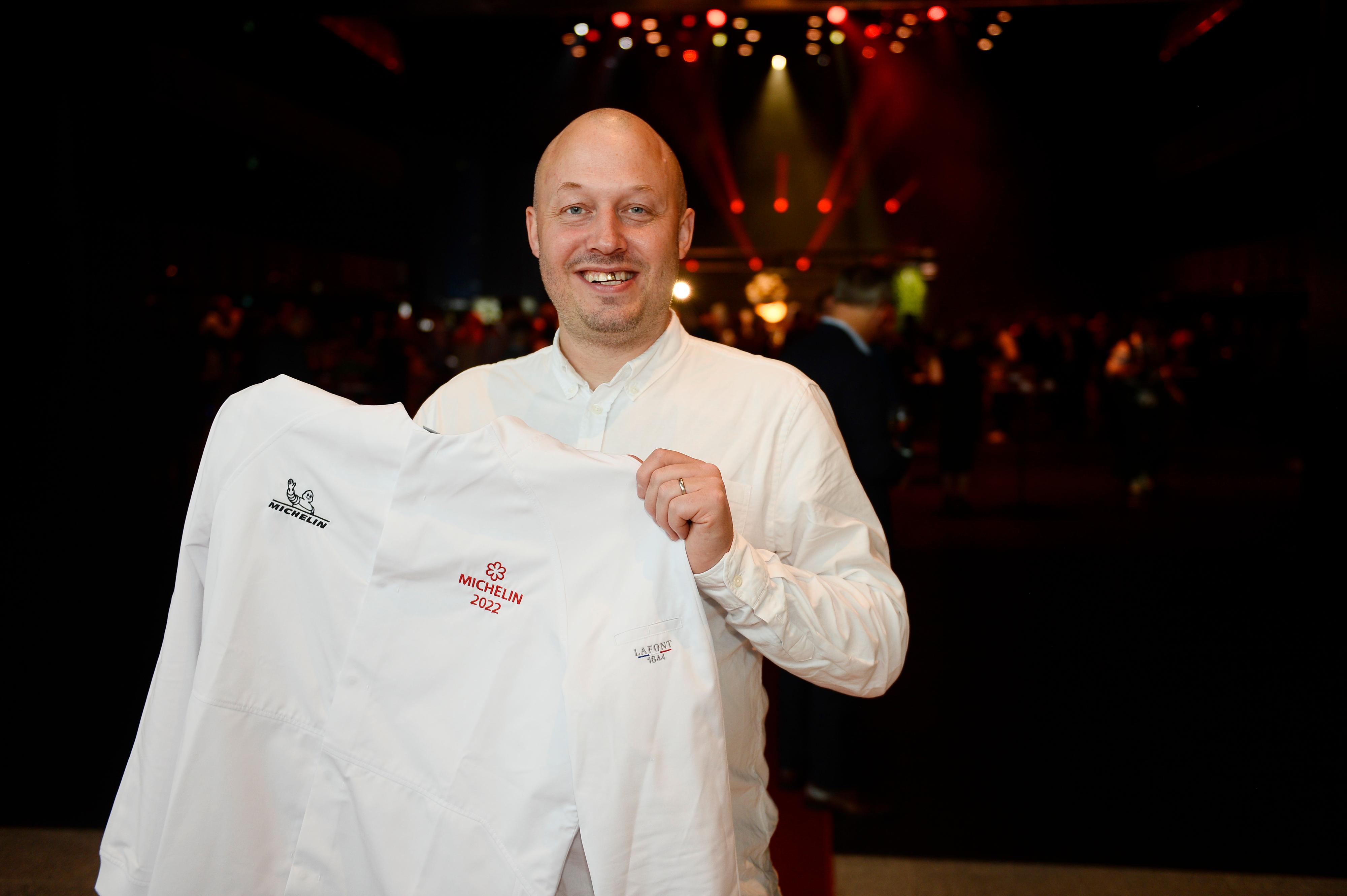 En glad og fersk Michelin-stjerne-kokk, Christopher Haatuft, ved Lysverket.