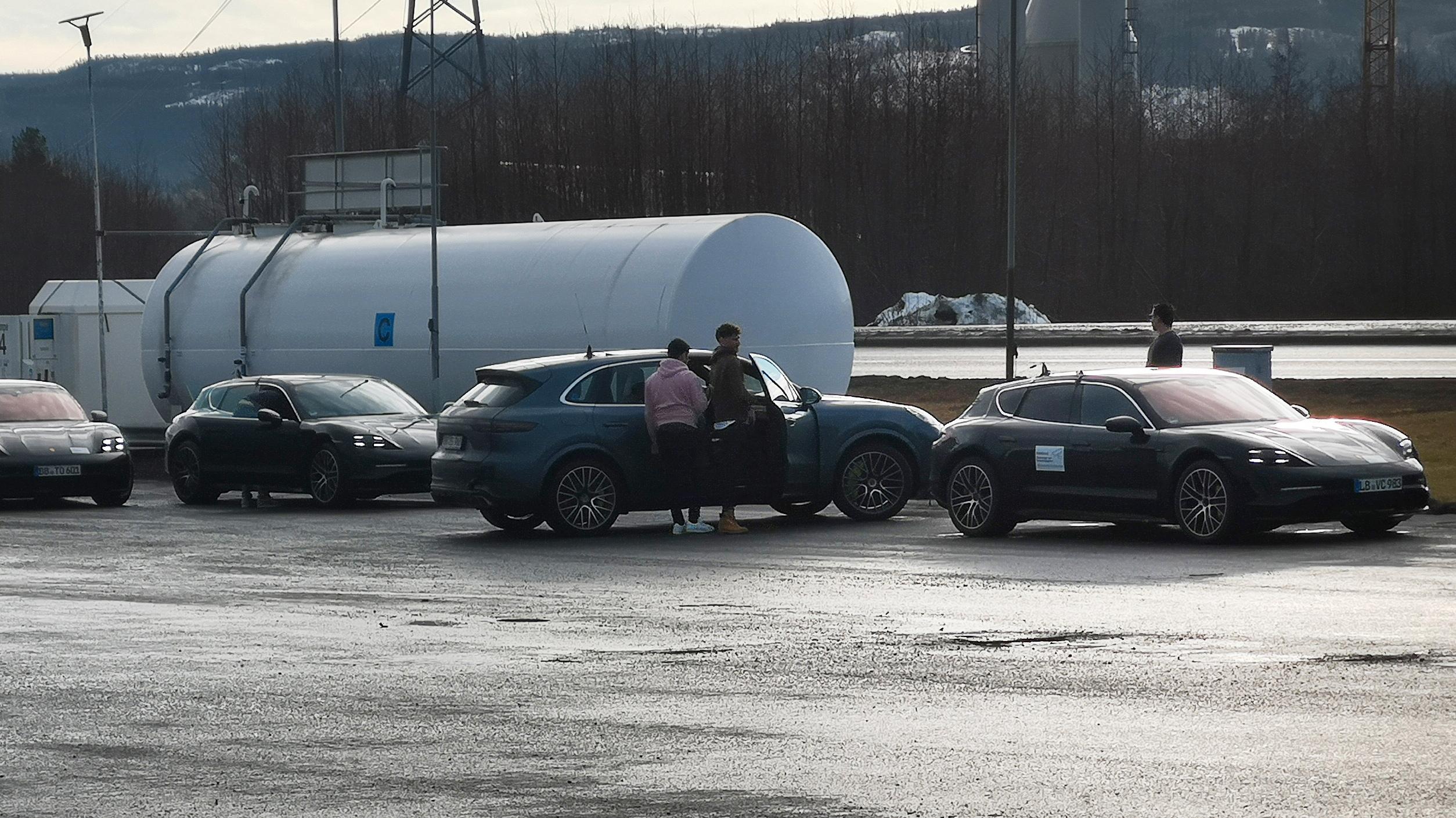 Det som høyst sannsynlig er Porsche Taycan Cross Turismo (til høyre i bildet) ble sett i Verdal i morges. Bilen var en del av en hel kortesje med Porsche-biler. 