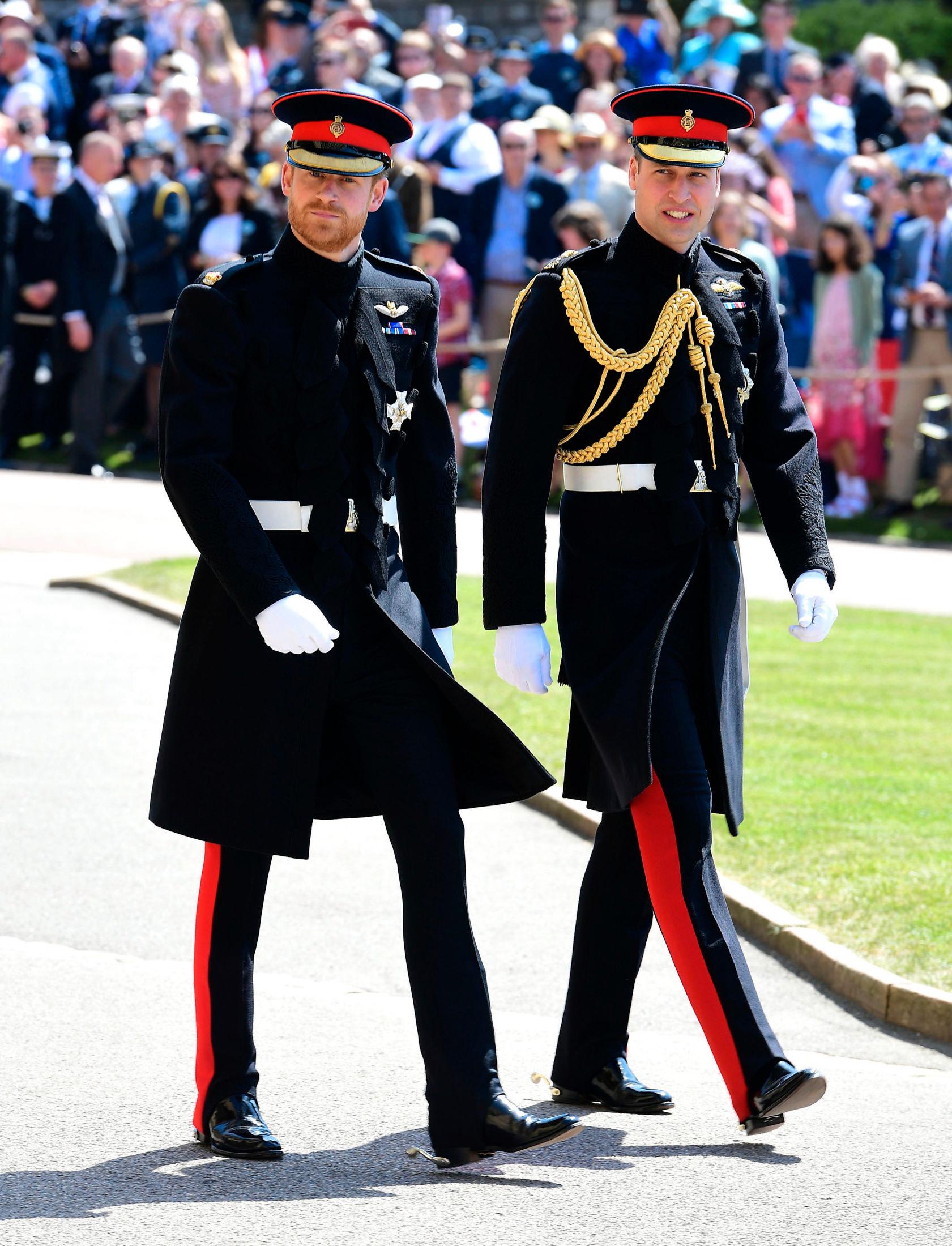 UNIFORMSKLEDDE: Prins Harry og forloveren prins William på vei til kirken. Foto: AP