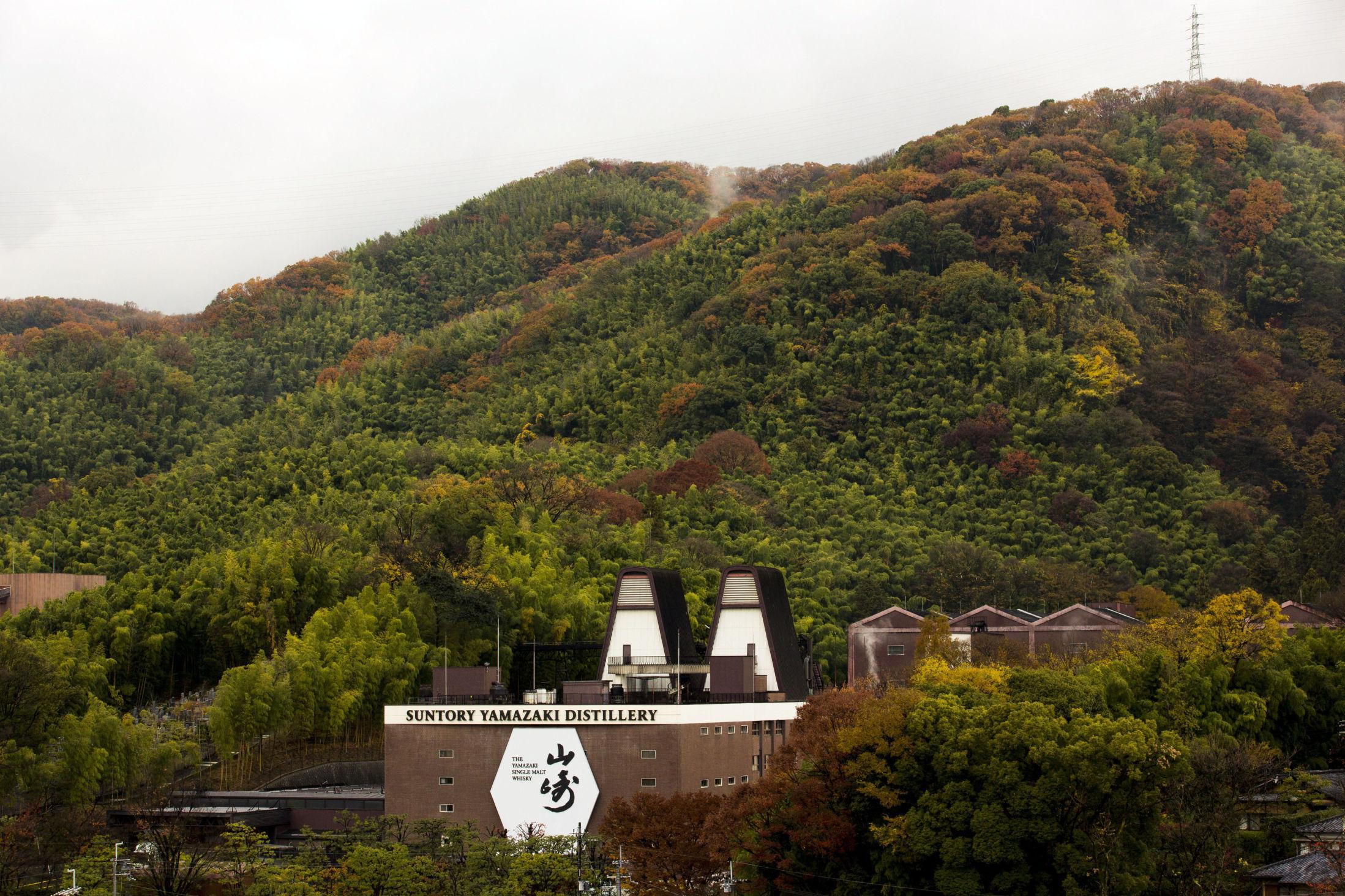 DESTILLERIET: Her, i destilleriet til Suntory i Shimamoto, Osaka, lages prisvinnende whisky. Foto: Thomas Peter/Reuters