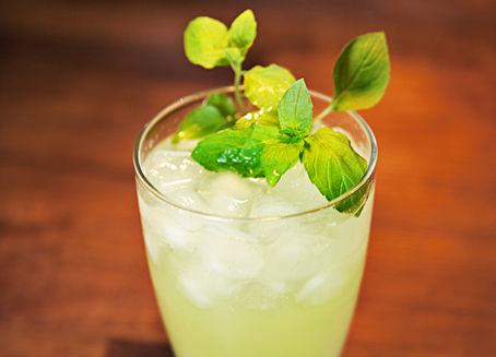 Smaken av sol: Lime og sitron er råstoffet for den mest leskende drikken av alle. (Foto: Mari Vold)