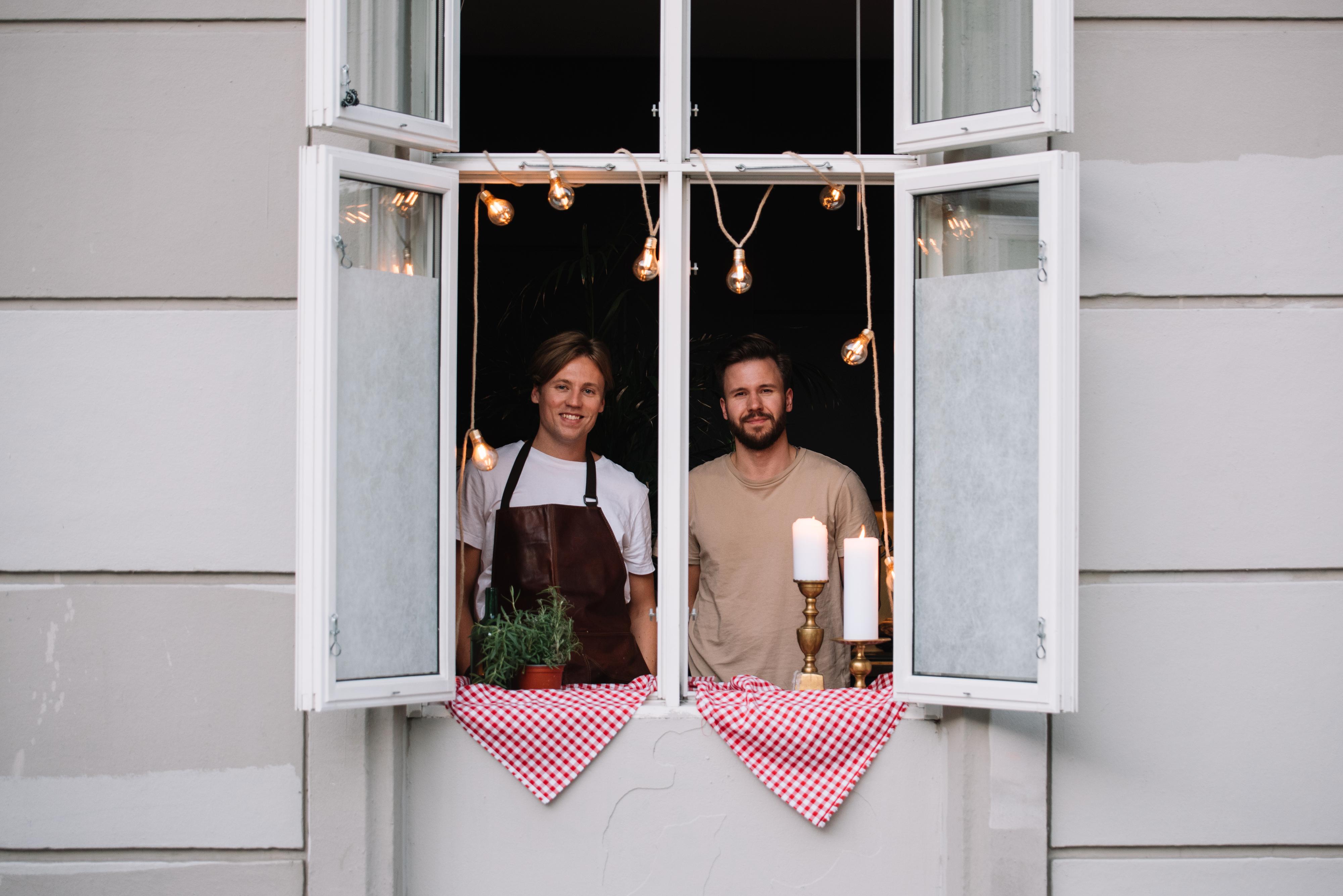 ELSKER GJESTER: Magnus Liøkel (30) og Ole Kristian Samuelsen (26) elsker å lage mat og invitere gjester. Selv i corona-tiden inviterte de på måltider. Da åpnet de kjøkkenvinduene ut mot gaten og lot venner få en gate-restaurantopplevelse.